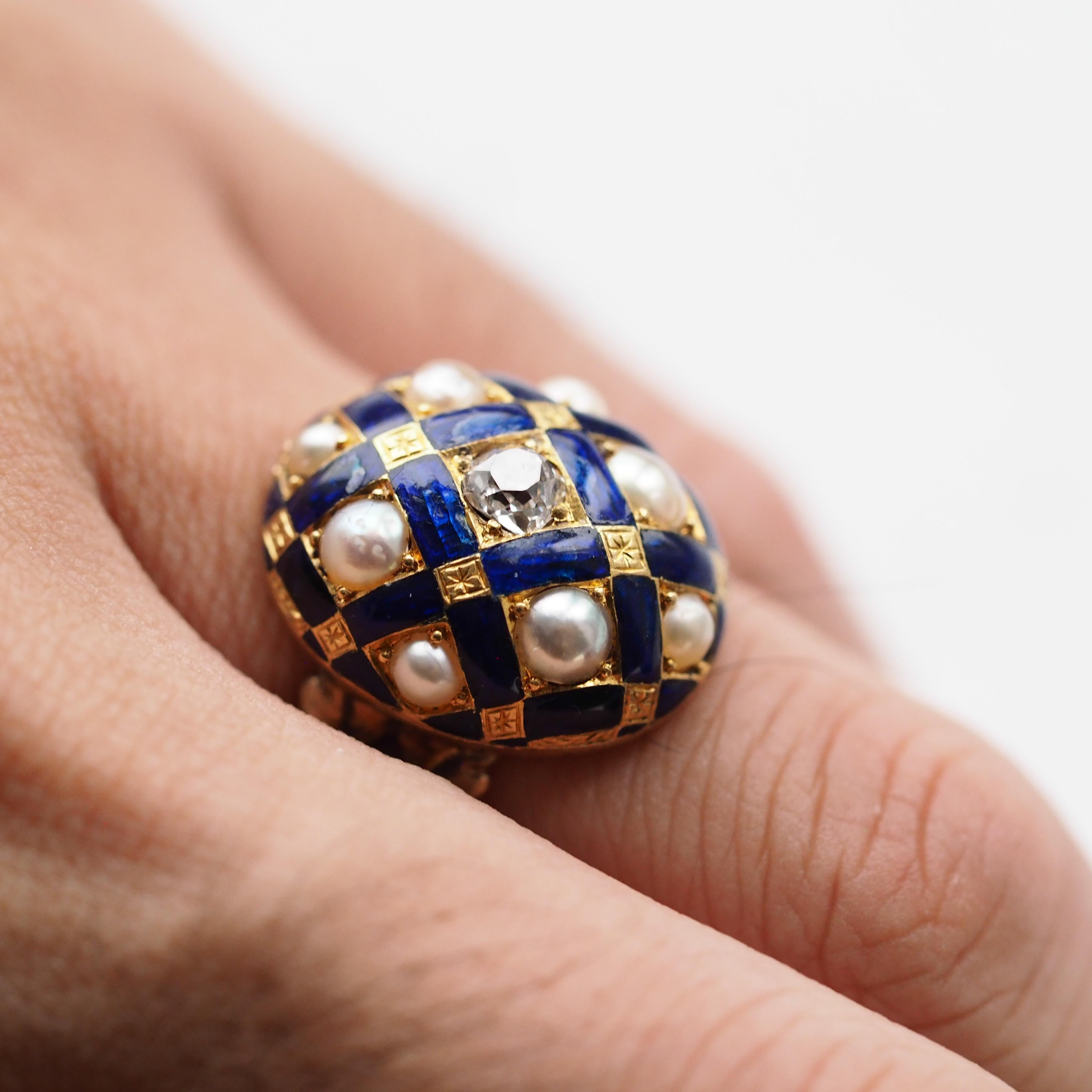 Siamo lieti di offrire questo magnifico anello d'oro con smalto di epoca vittoriana, realizzato nel 1860-1880 circa.

Questo anello emana un'aria regale e maestosa con la sua smaltatura blu reale profondo che contrasta con la montatura in oro antico