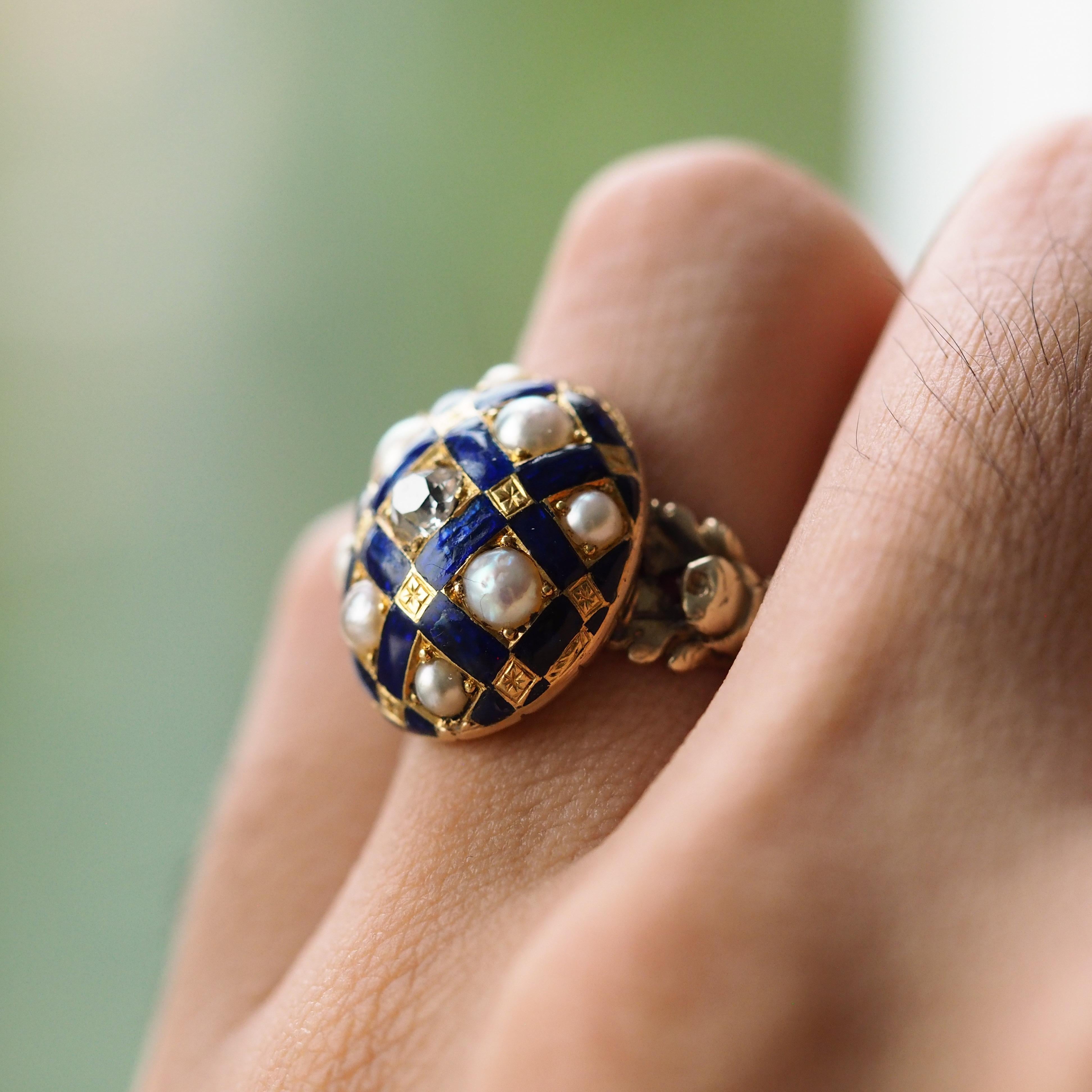 Taglio rotondo Antico anello vittoriano con smalto blu, diamanti e perle in oro 14K - c.1860 in vendita