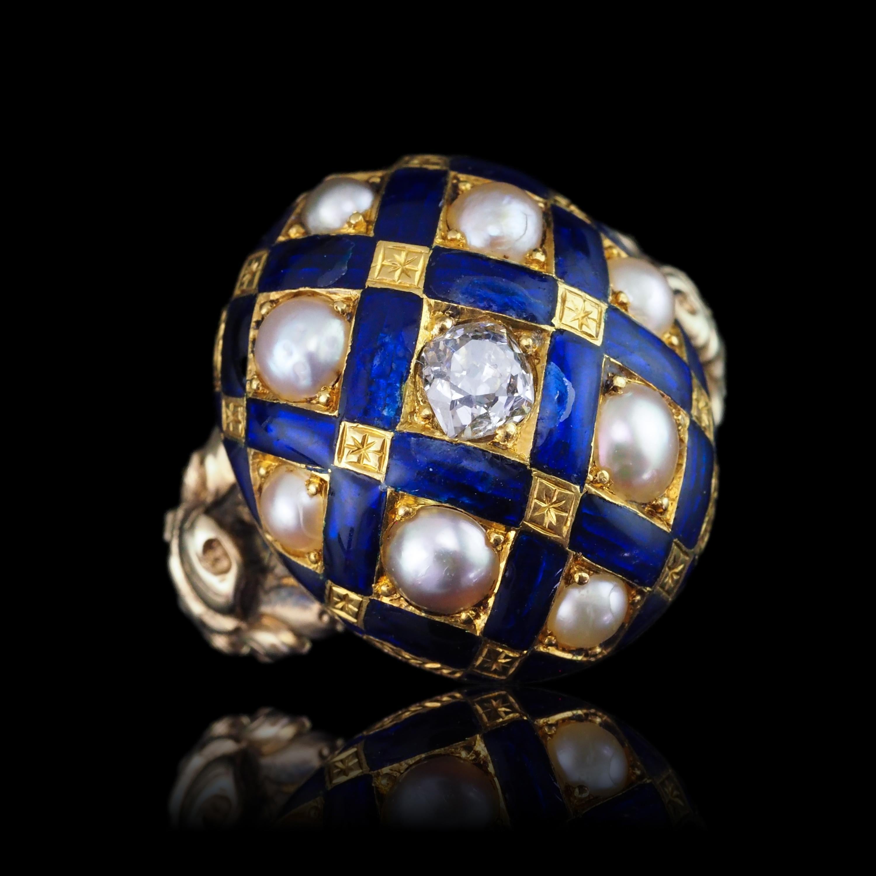 Antico anello vittoriano con smalto blu, diamanti e perle in oro 14K - c.1860 In condizioni buone in vendita a London, GB