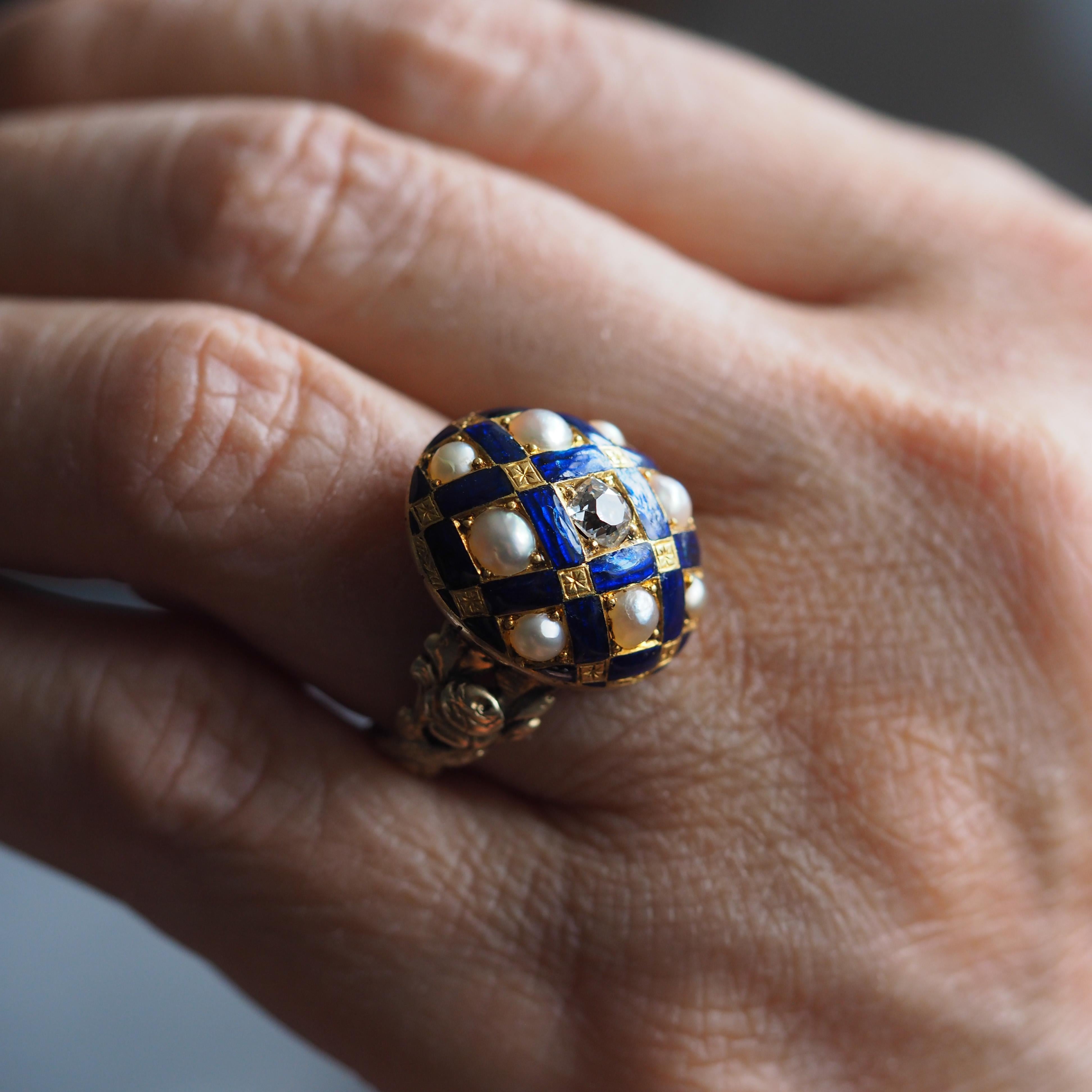 Donna Antico anello vittoriano con smalto blu, diamanti e perle in oro 14K - c.1860 in vendita