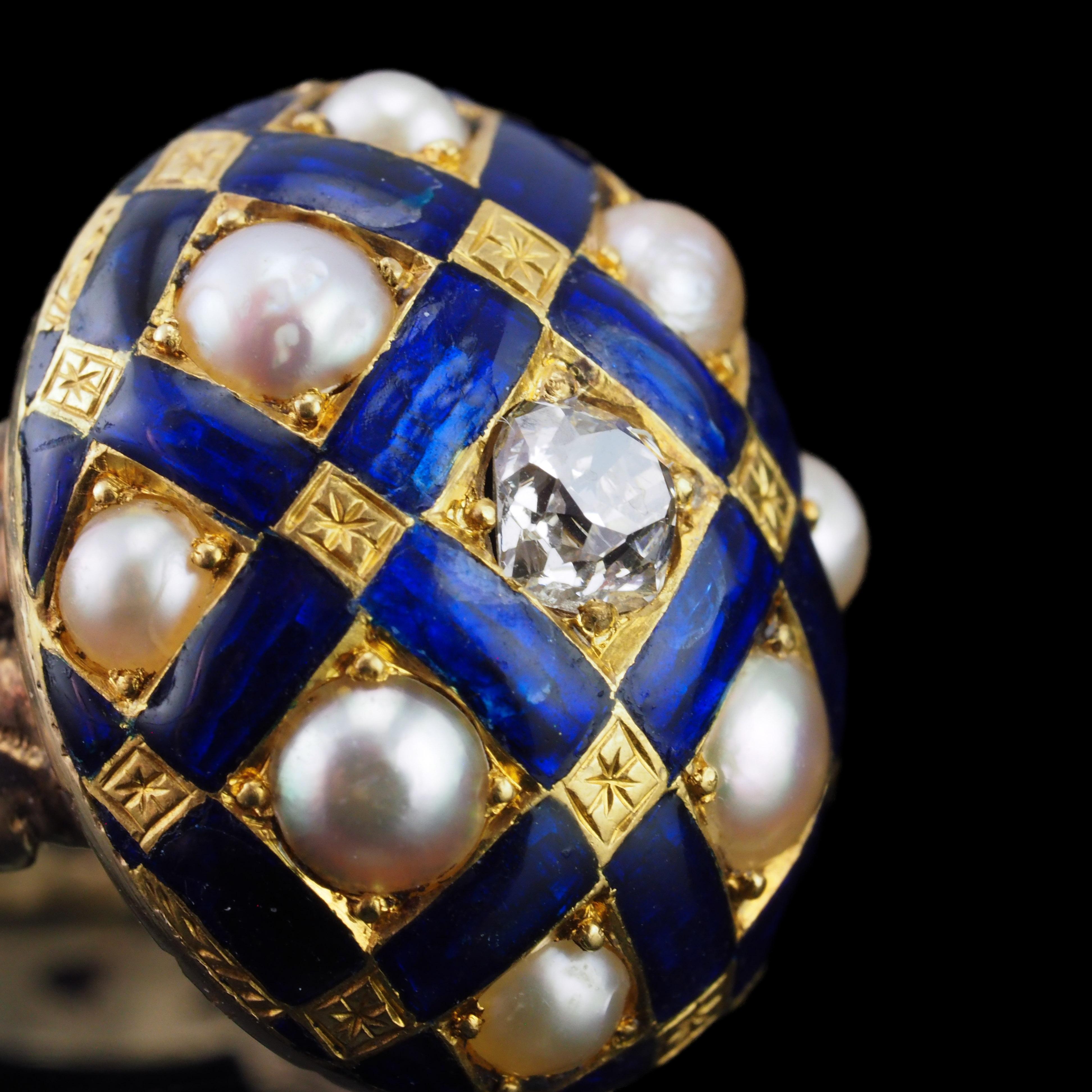Antico anello vittoriano con smalto blu, diamanti e perle in oro 14K - c.1860 in vendita 1