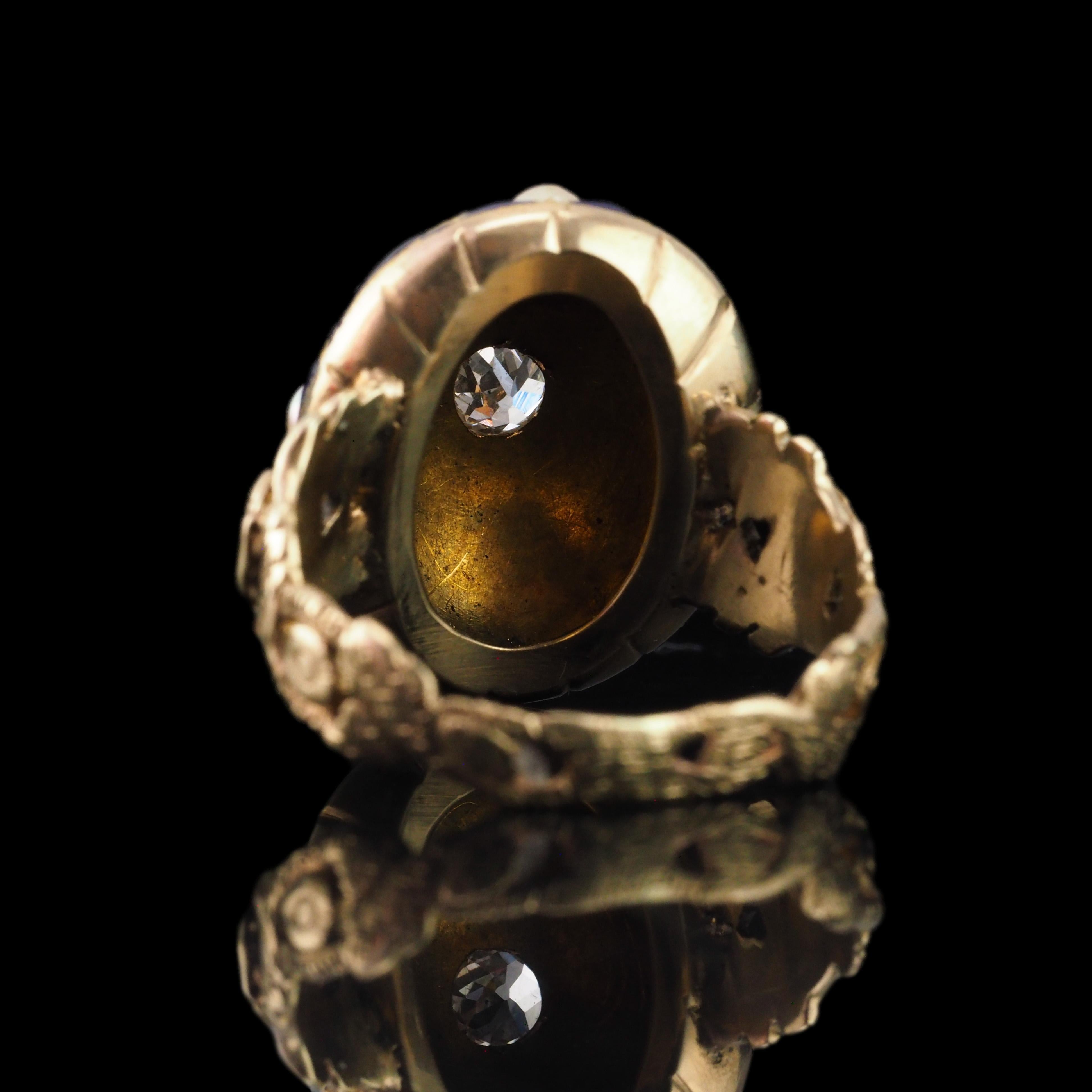 Antico anello vittoriano con smalto blu, diamanti e perle in oro 14K - c.1860 in vendita 3