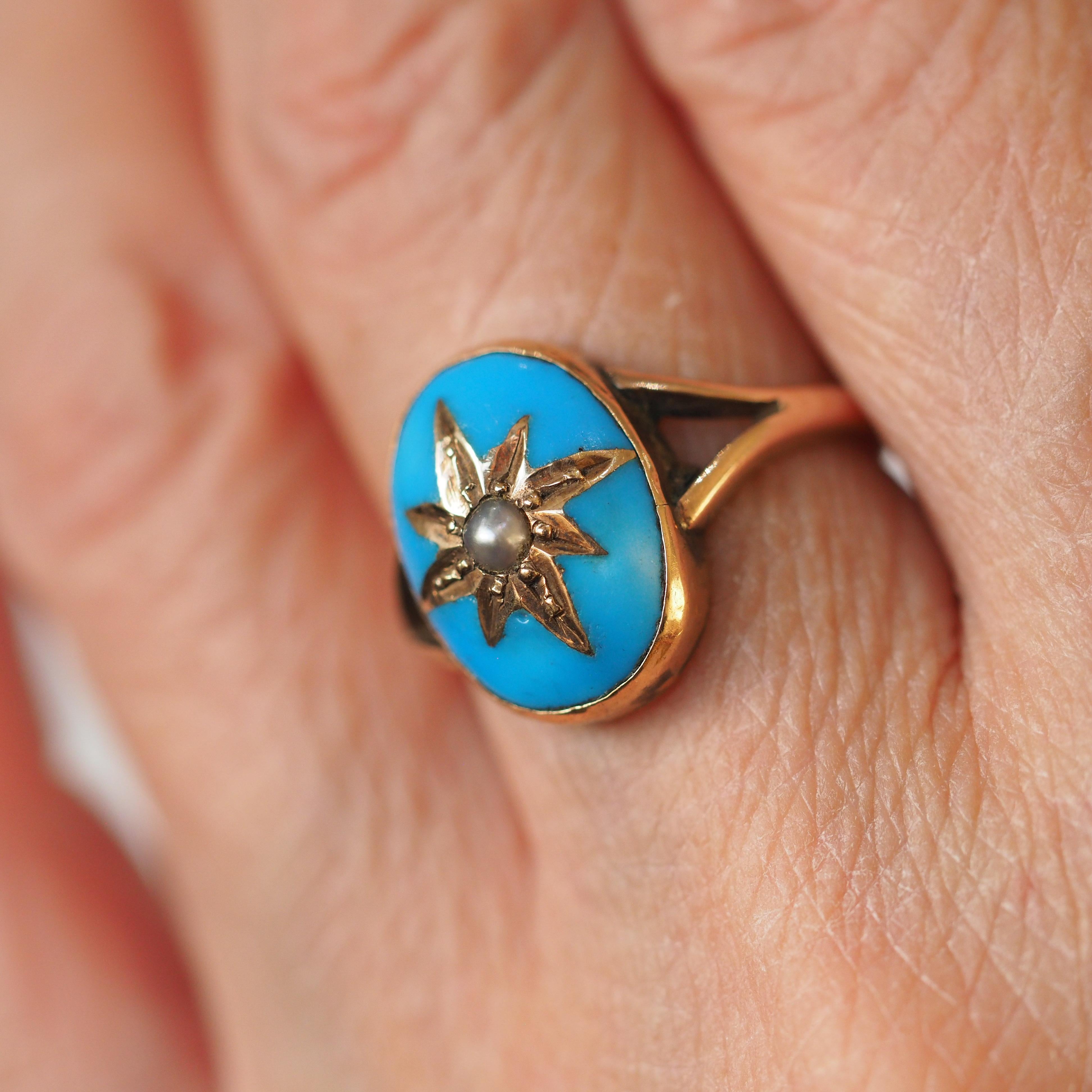 Nous sommes ravis d'offrir cette belle bague victorienne ancienne en or émaillé, fabriquée vers 1880.

La bague présente un design typiquement victorien et saisissant, avec un cabochon en émail bleu clair et un motif étoilé.

La bague est sertie en