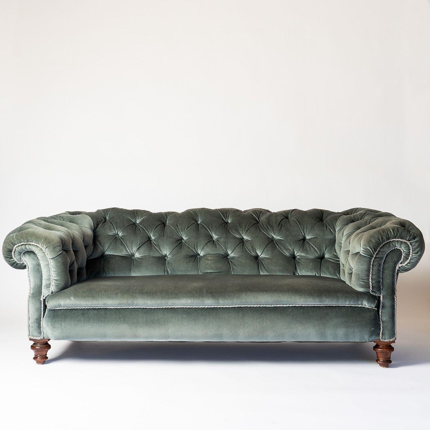 Antique two-seater settee, late 19th century
Sumptuous, deep, button-backed blue velvet upholstery.
 
Raised on turned mahogany legs.
 
It is in very good vintage condition, the upholstery is free from holes, tears or large stains, there are a