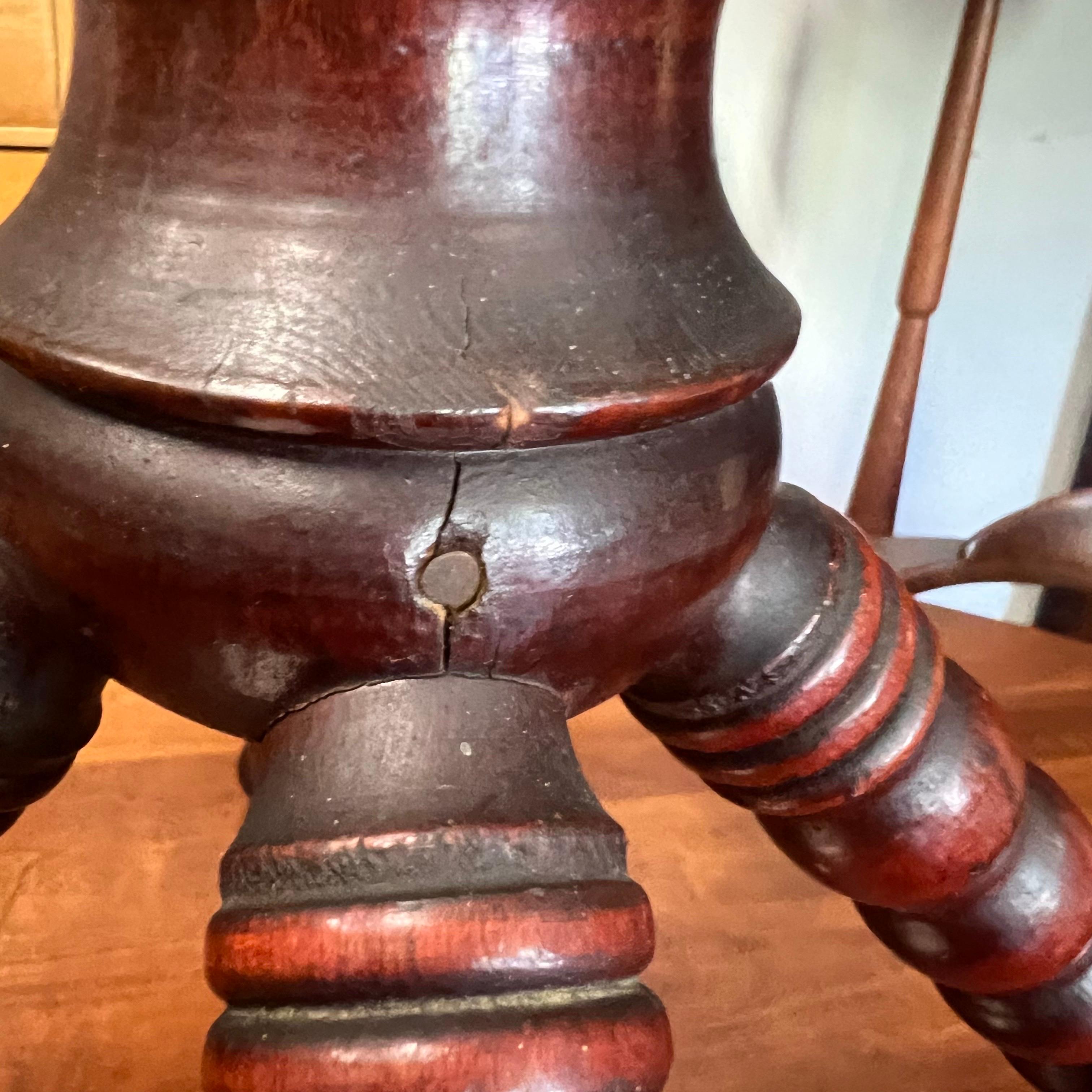 ANTICO BOBBINO VITTORIANO TORNATO in mogano  CAPPELLIERE E APPENDIABITI

Fine del XIX secolo, Stati Uniti d'America
18” x 18” x 66”