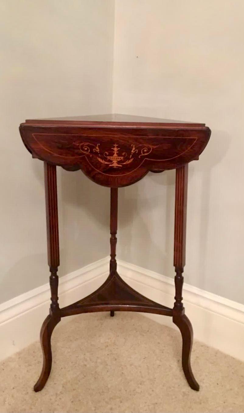 Table antique édouardienne à feuilles tombantes marquetées ayant une forme triangulaire inhabituelle, le dessus ayant une fine marqueterie centrale avec une décoration en bois de satin, les trois feuilles tombantes ayant la même charmante