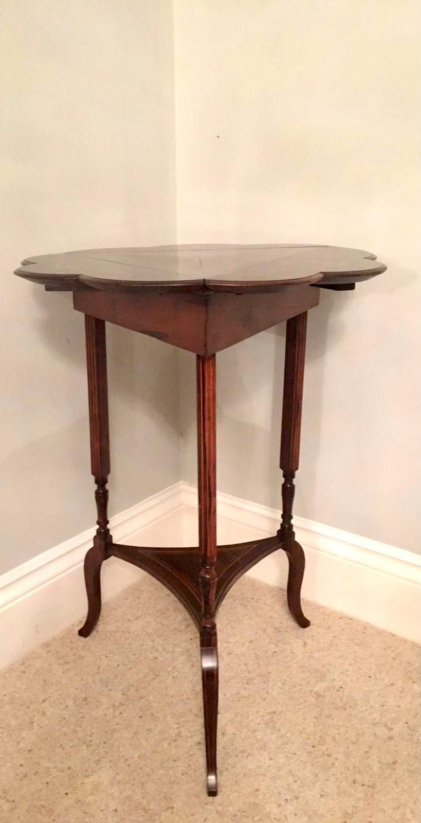 Édouardien Ancienne table à abattant édouardienne marquetée à feuilles en vente