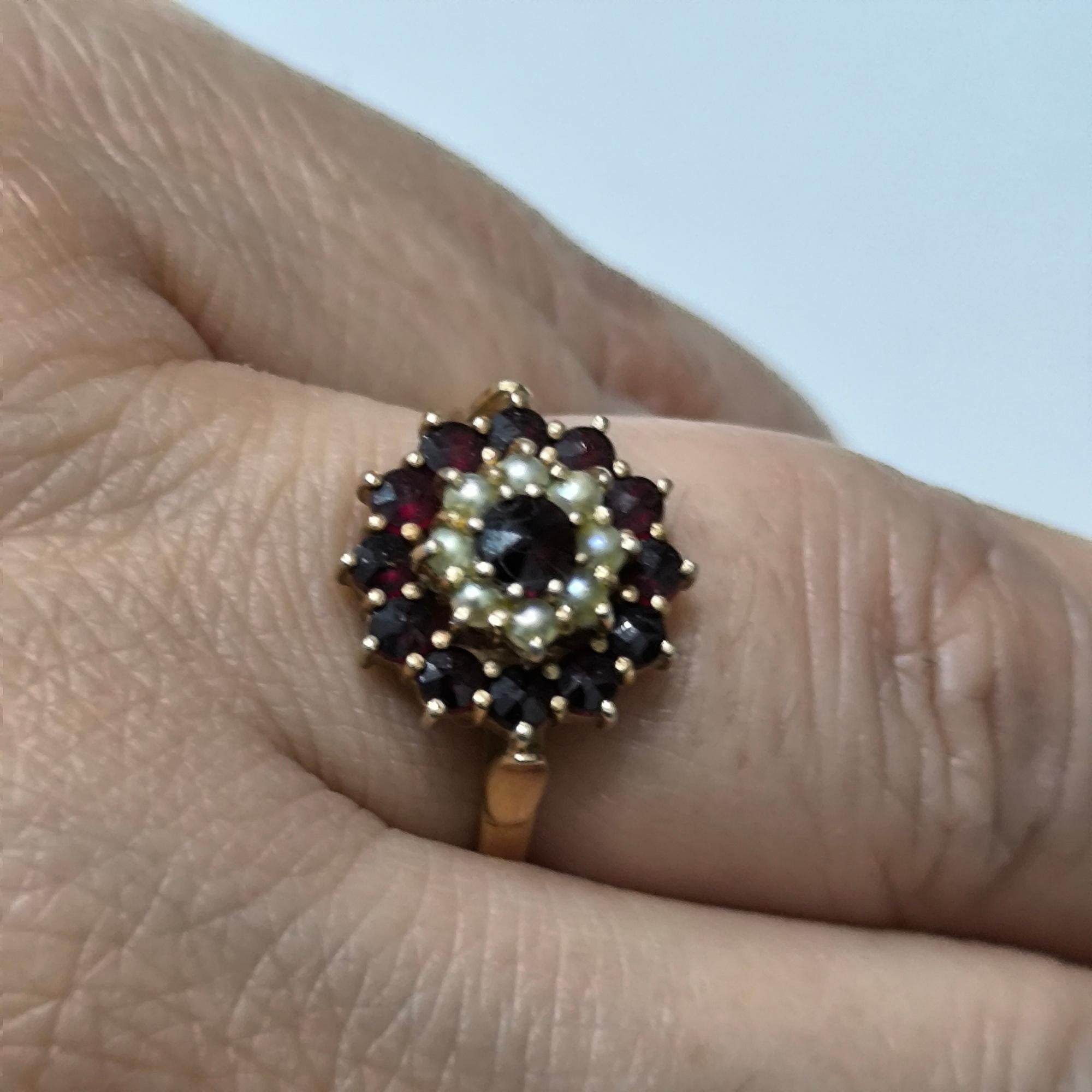 Ceco Antico anello da cocktail vittoriano di Boemia con granato e perle in vendita