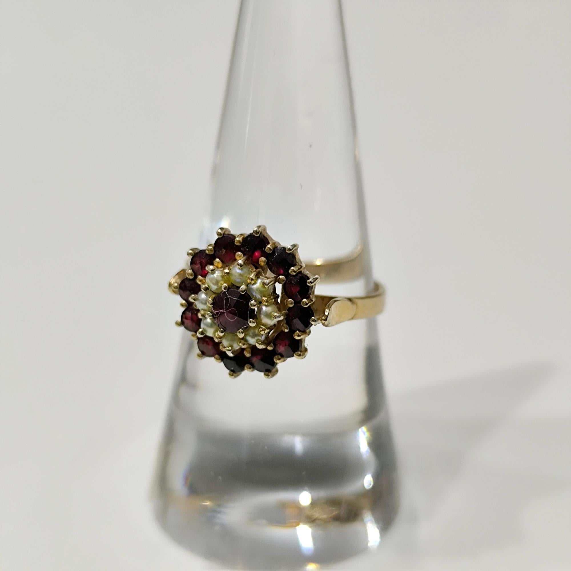 Antico anello da cocktail vittoriano di Boemia con granato e perle In condizioni ottime in vendita a Bochum, NRW