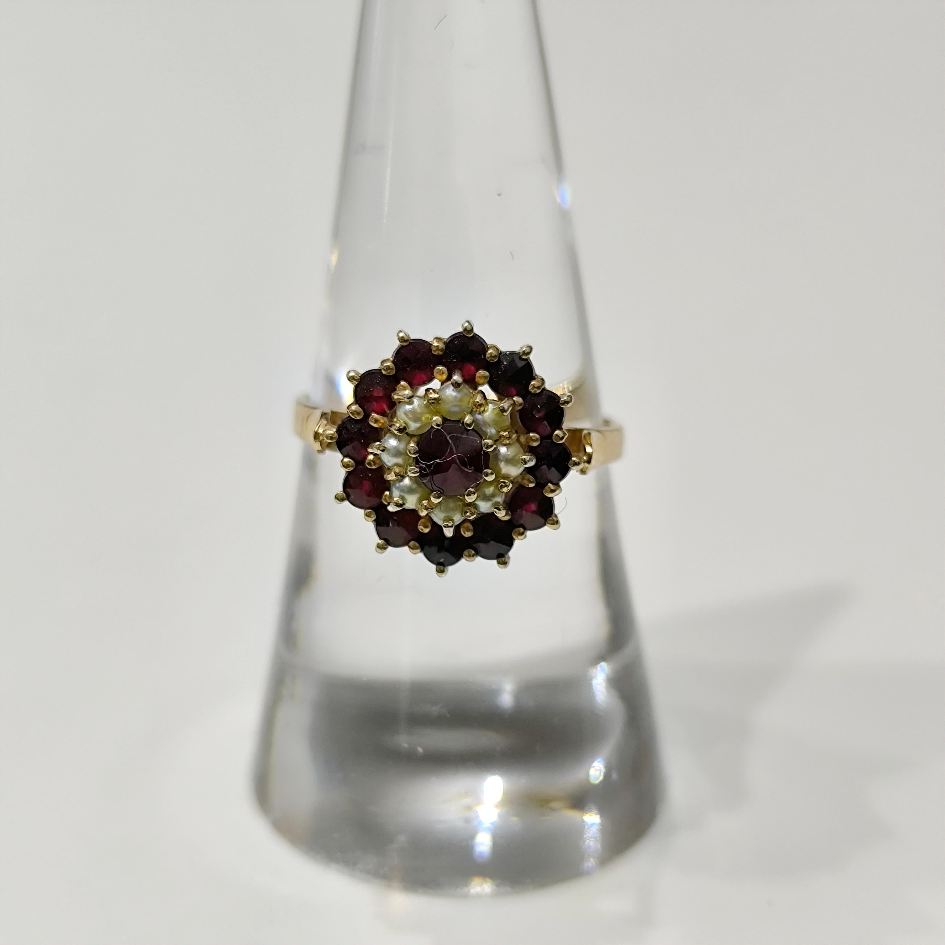 XX secolo Antico anello da cocktail vittoriano di Boemia con granato e perle in vendita