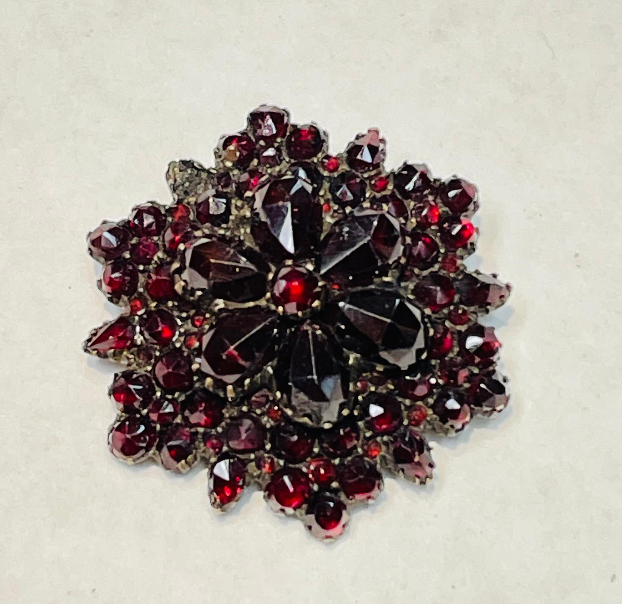 Antique Victorian Bohemian Garnet Brooch Pins Collection Estate Fine Jewelry In Excellent Condition In Montreal, QC