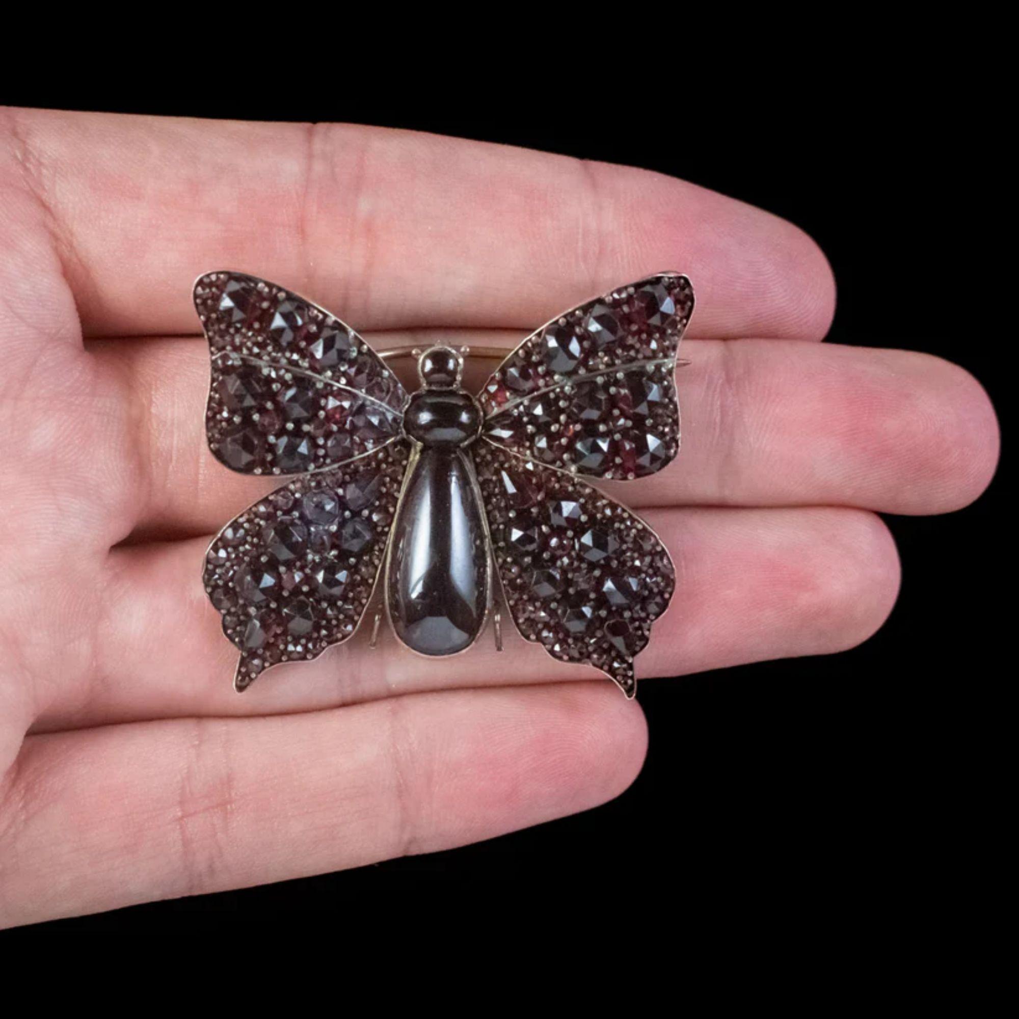 Antike viktorianische böhmische Granat-Schmetterlingsbrosche, um 1880 - 1900 im Zustand „Gut“ im Angebot in Kendal, GB
