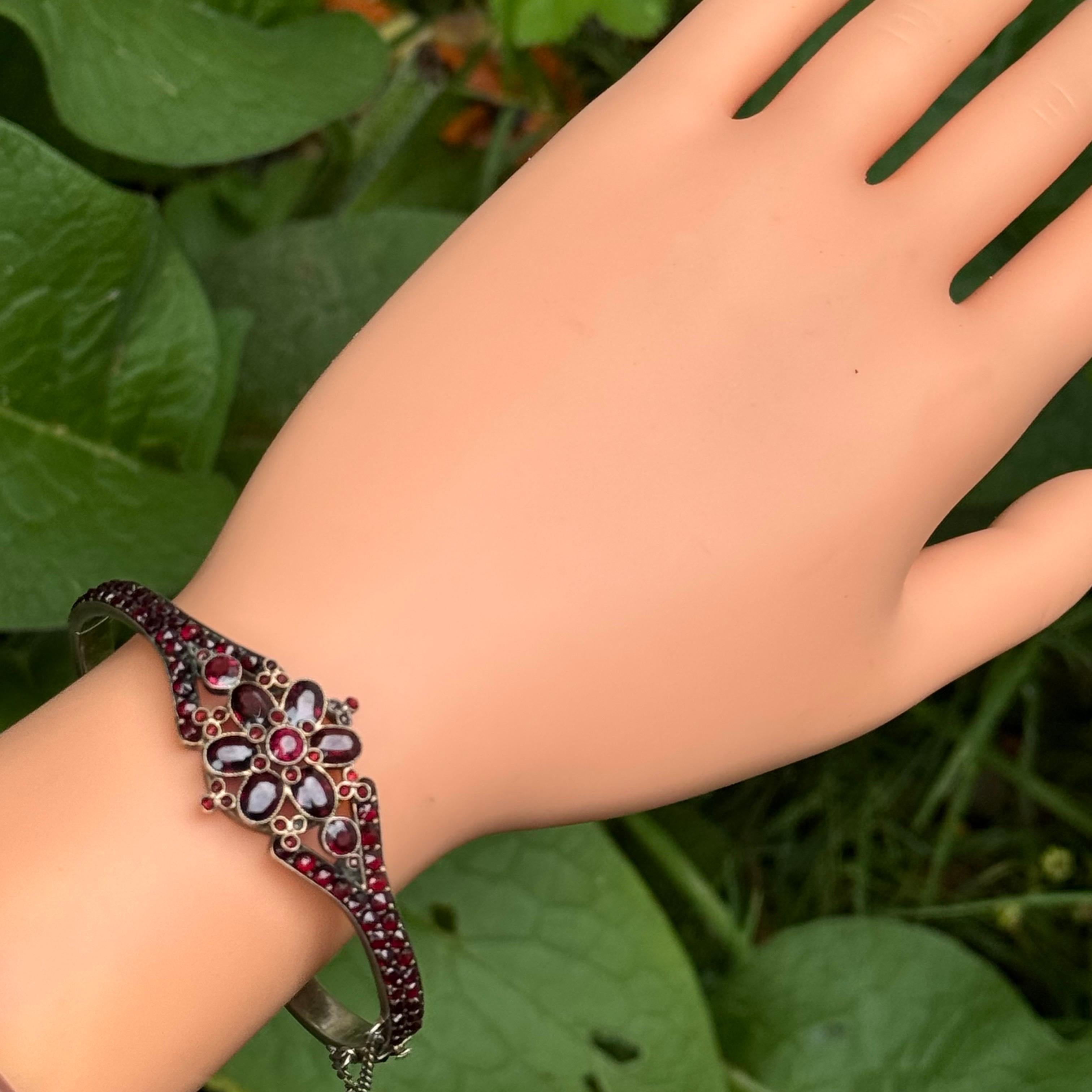 Bracelet jonc à charnière ancien victorien bohème en or et argent doré avec grenats en vente 4