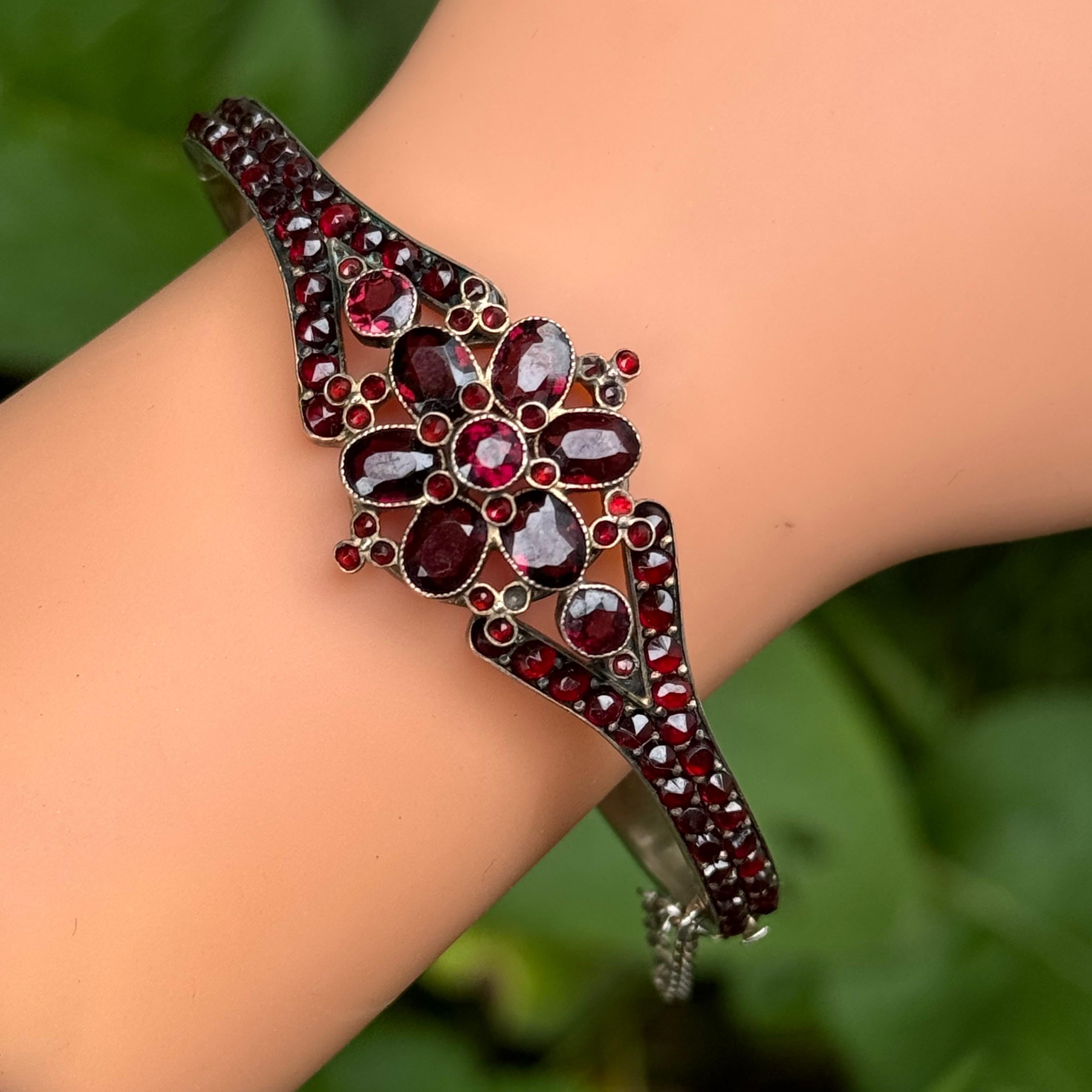 Bracelet jonc à charnière ancien victorien bohème en or et argent doré avec grenats en vente 5