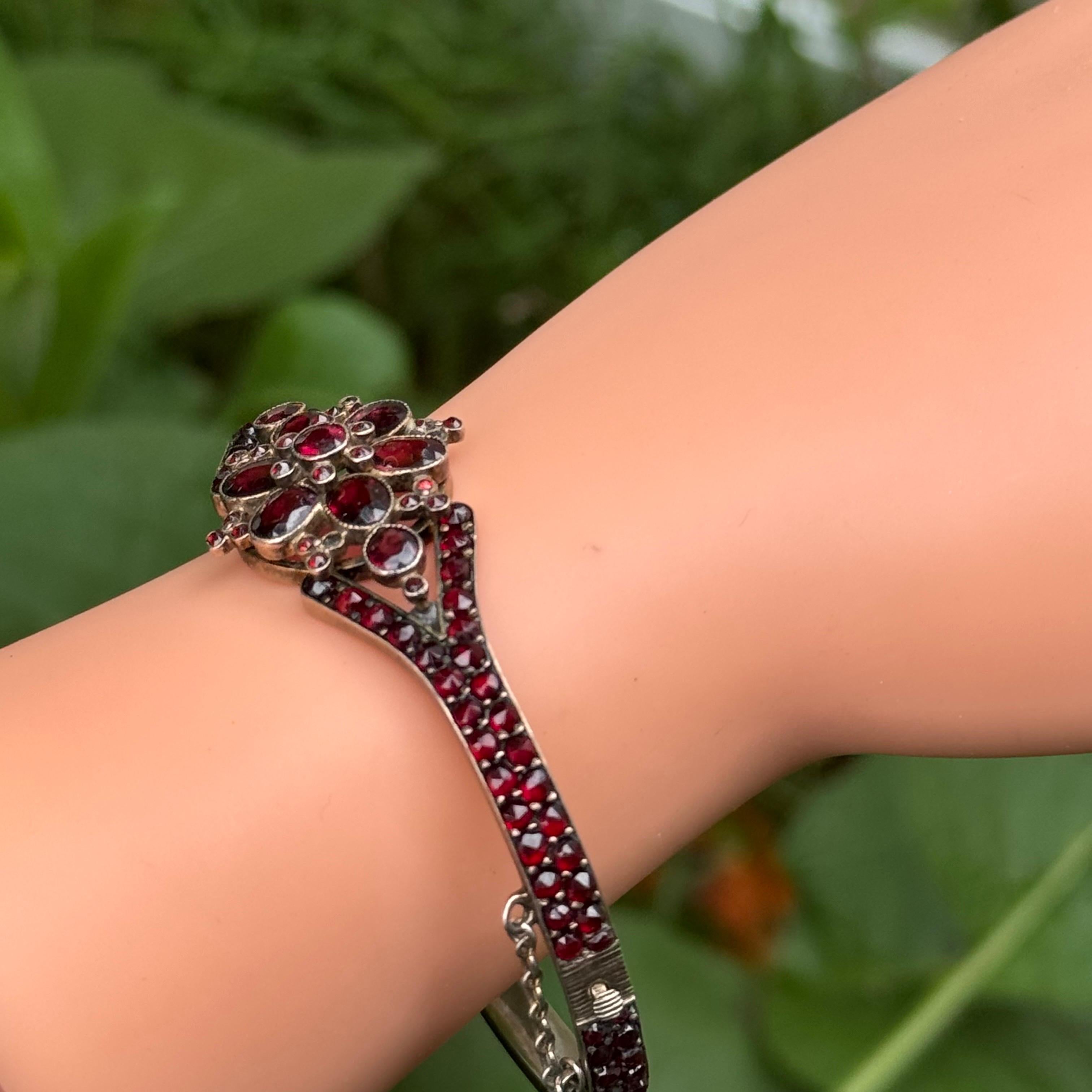 Bracelet jonc à charnière ancien victorien bohème en or et argent doré avec grenats en vente 6