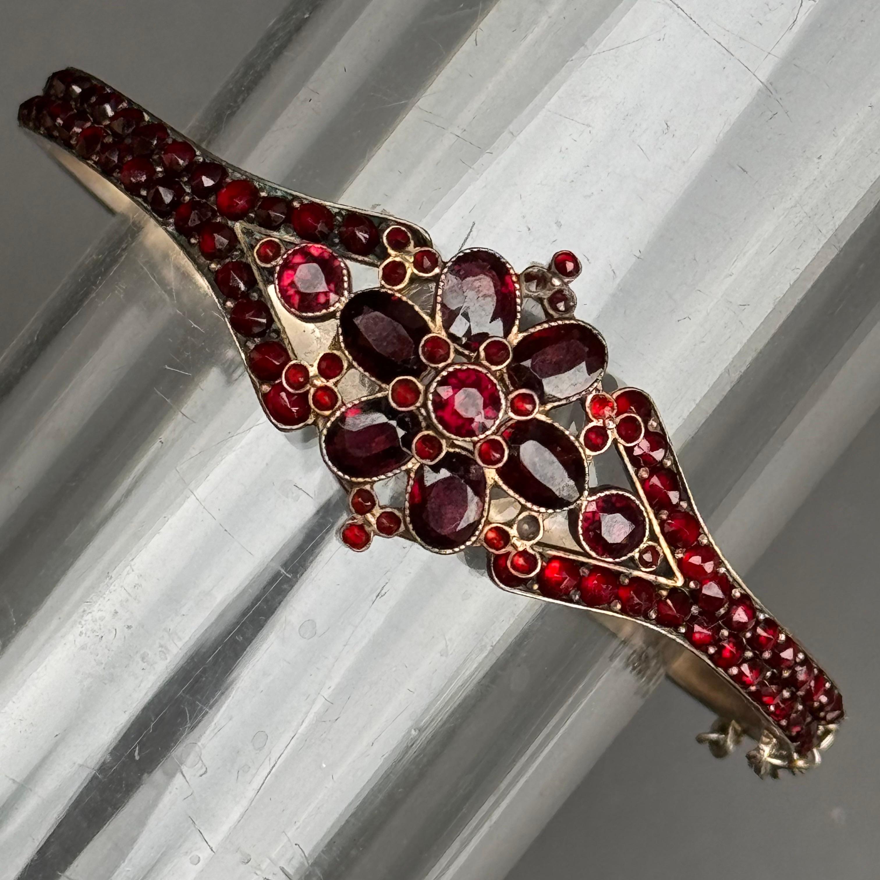 Bracelet jonc à charnière ancien victorien bohème en or et argent doré avec grenats en vente 7