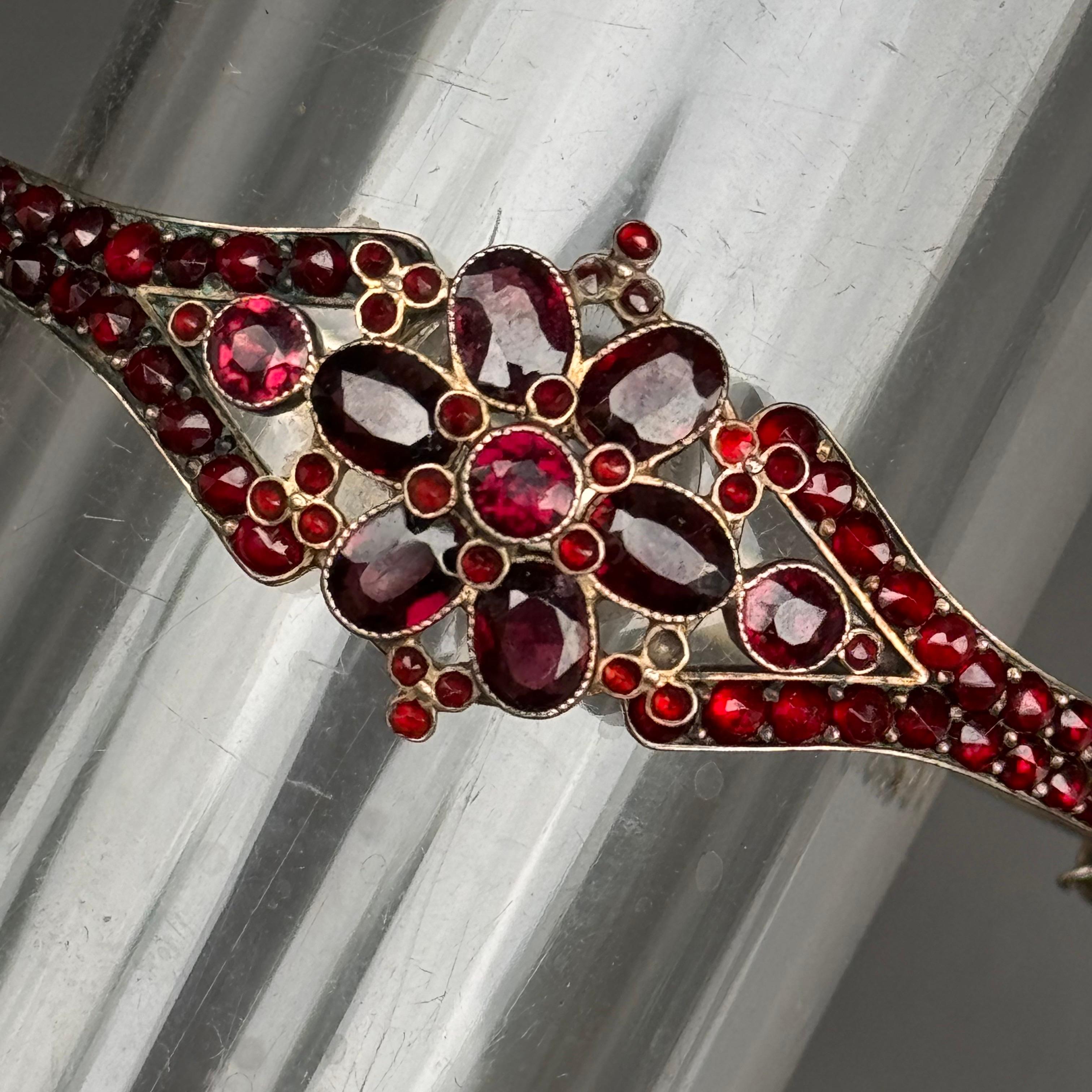 Bracelet jonc à charnière ancien victorien bohème en or et argent doré avec grenats en vente 8