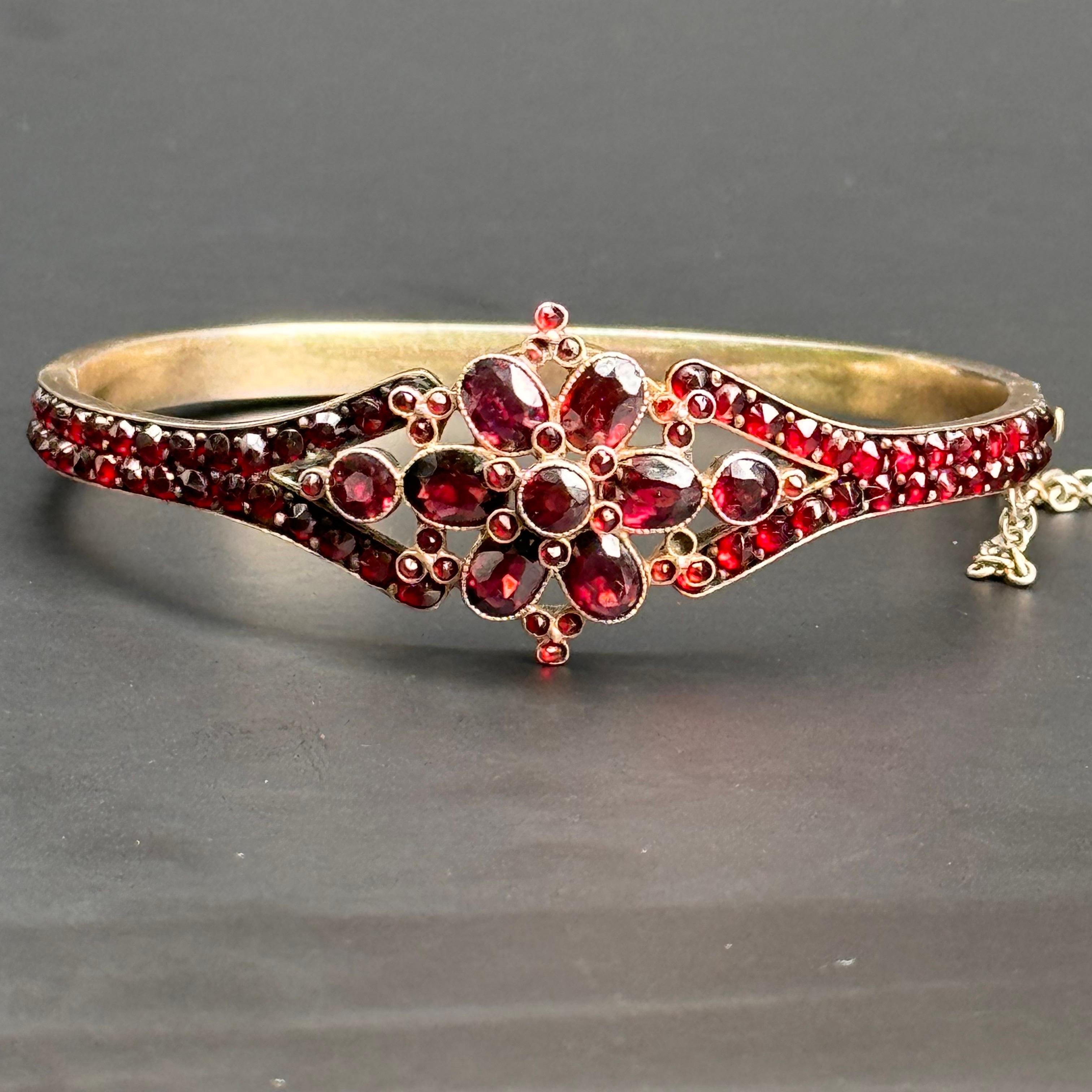 Bracelet à charnière exquis en argent doré, grenat et grenat de Bohème de l'époque victorienne  - Tous les grenats de Bohème sont de couleur rouge foncé.  dans différentes couches. Cette pièce au design complexe est dotée d'une fermeture à charnière