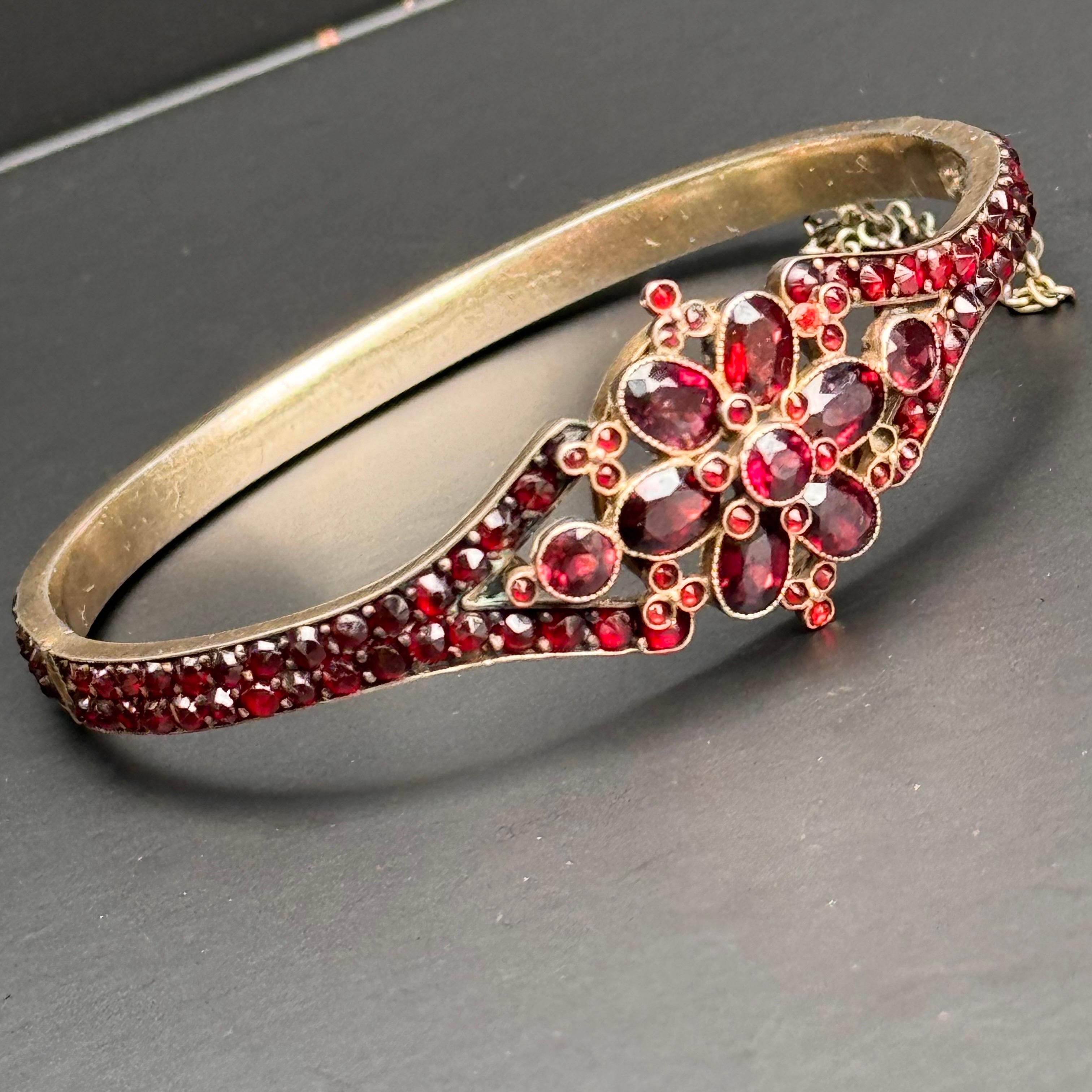 Victorien Bracelet jonc à charnière ancien victorien bohème en or et argent doré avec grenats en vente