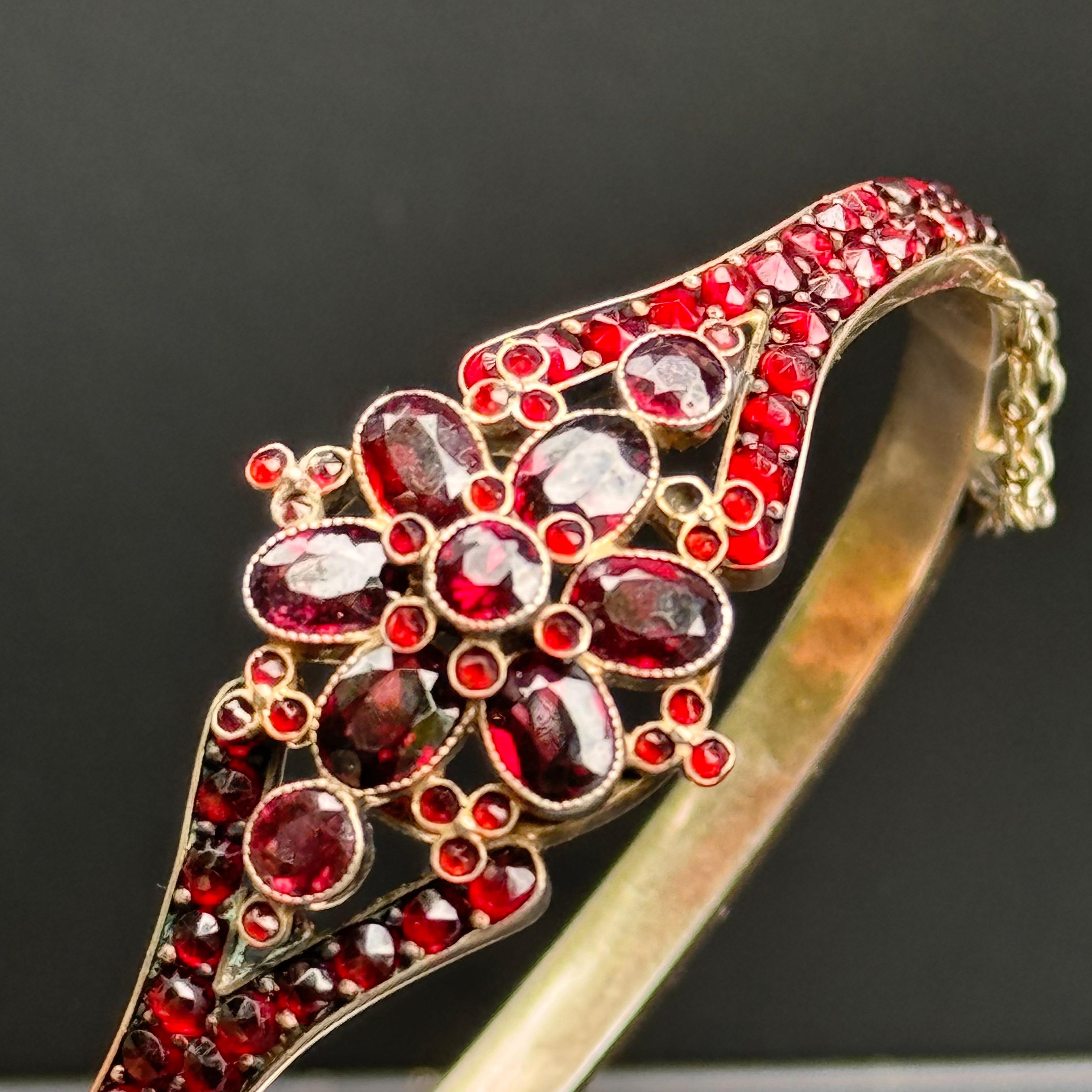 Taille mixte Bracelet jonc à charnière ancien victorien bohème en or et argent doré avec grenats en vente