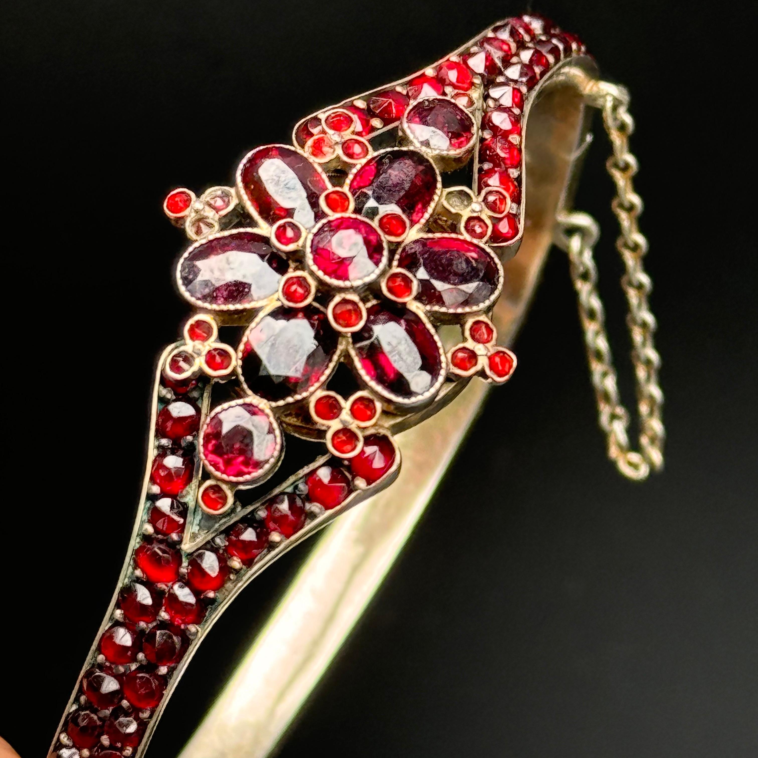 Bracelet jonc à charnière ancien victorien bohème en or et argent doré avec grenats Bon état - En vente à Monroe Township, NJ