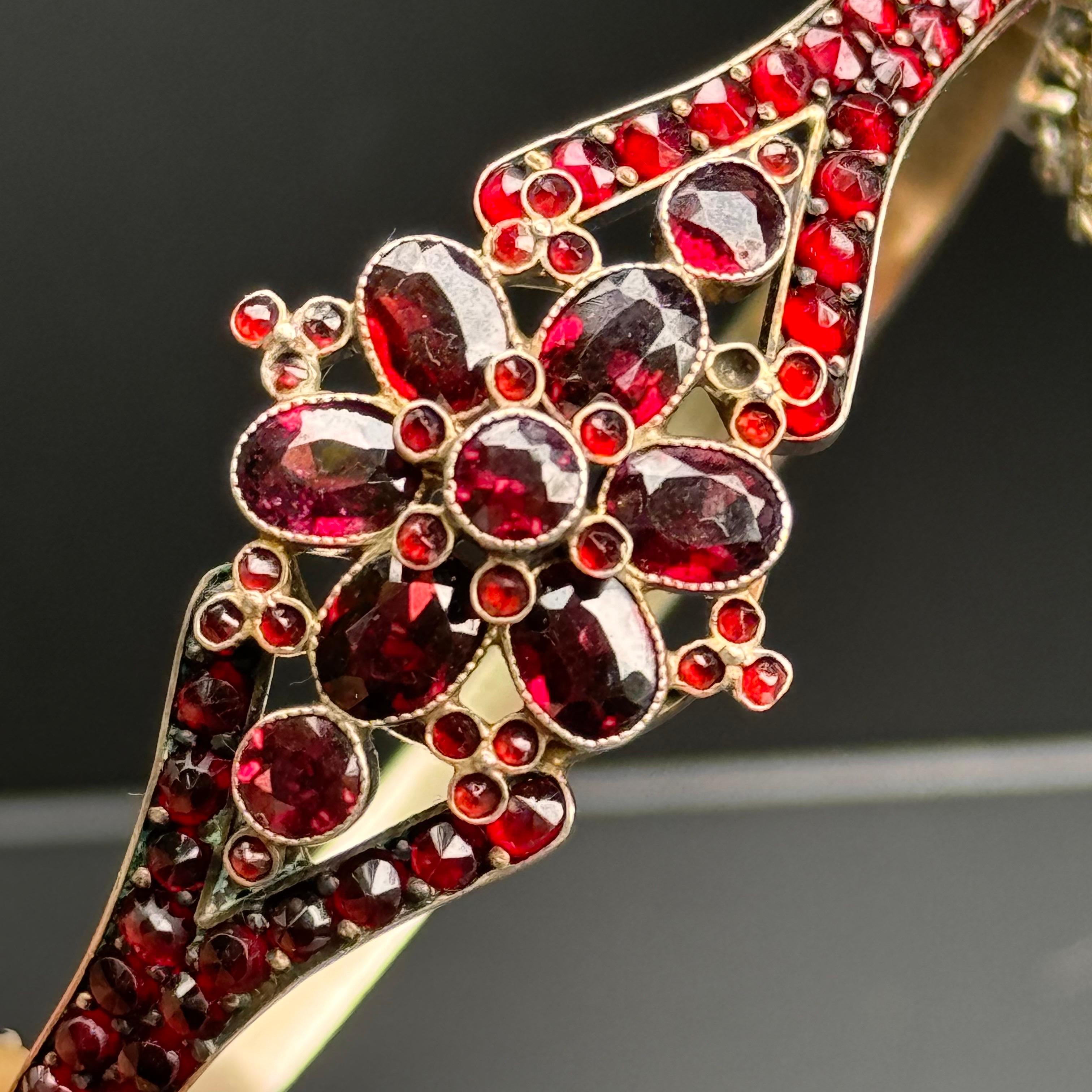 Bracelet jonc à charnière ancien victorien bohème en or et argent doré avec grenats Pour femmes en vente
