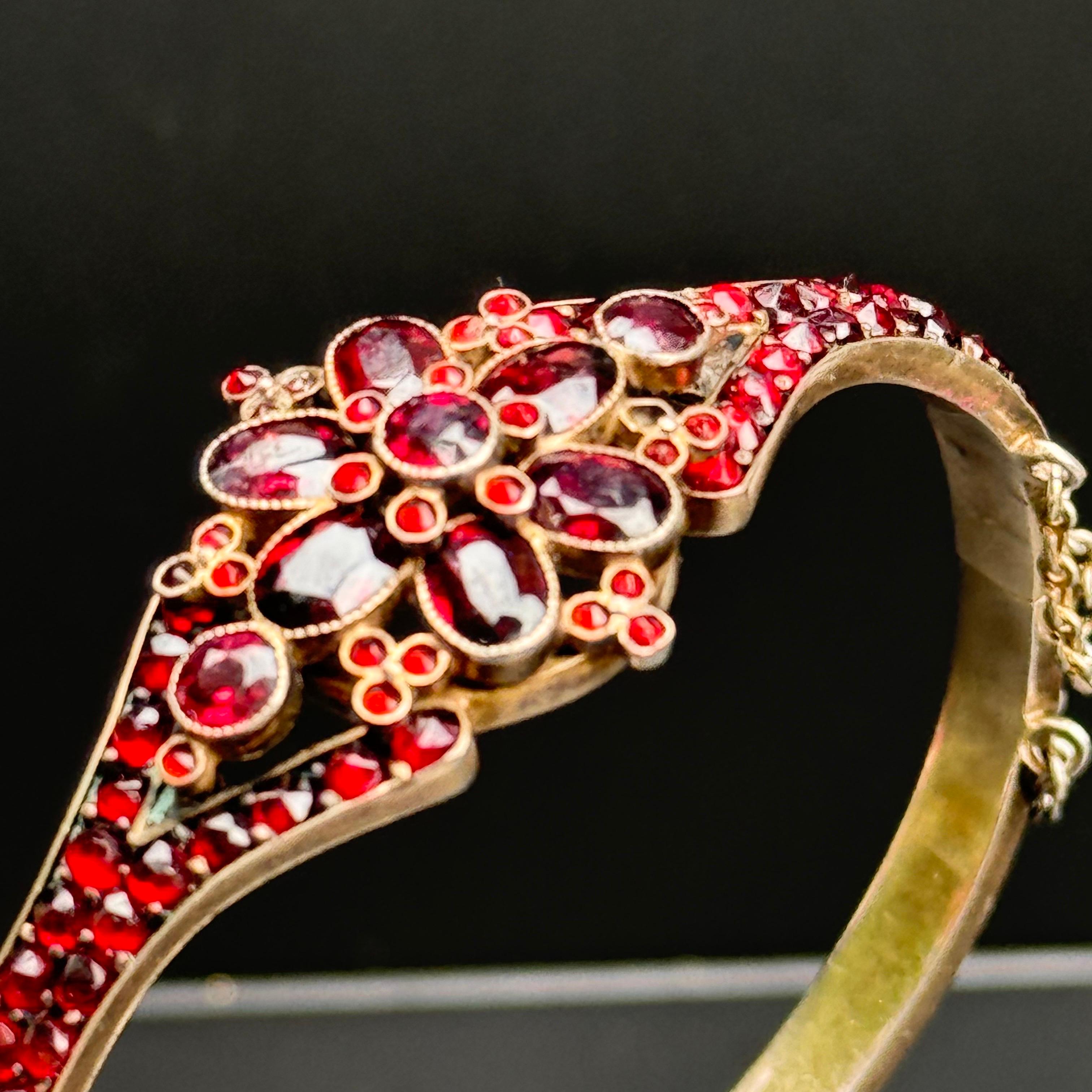 Bracelet jonc à charnière ancien victorien bohème en or et argent doré avec grenats en vente 1