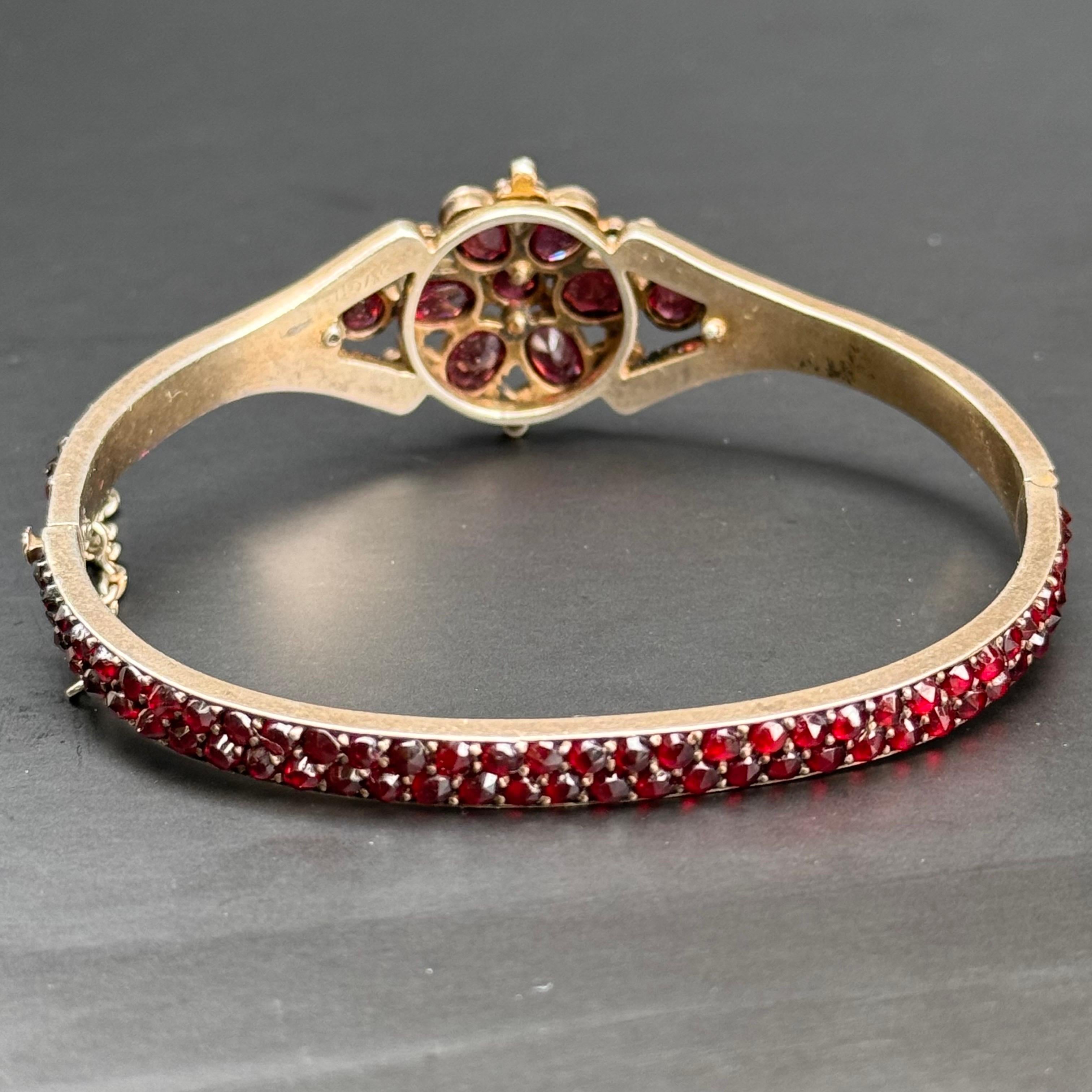 Bracelet jonc à charnière ancien victorien bohème en or et argent doré avec grenats en vente 2