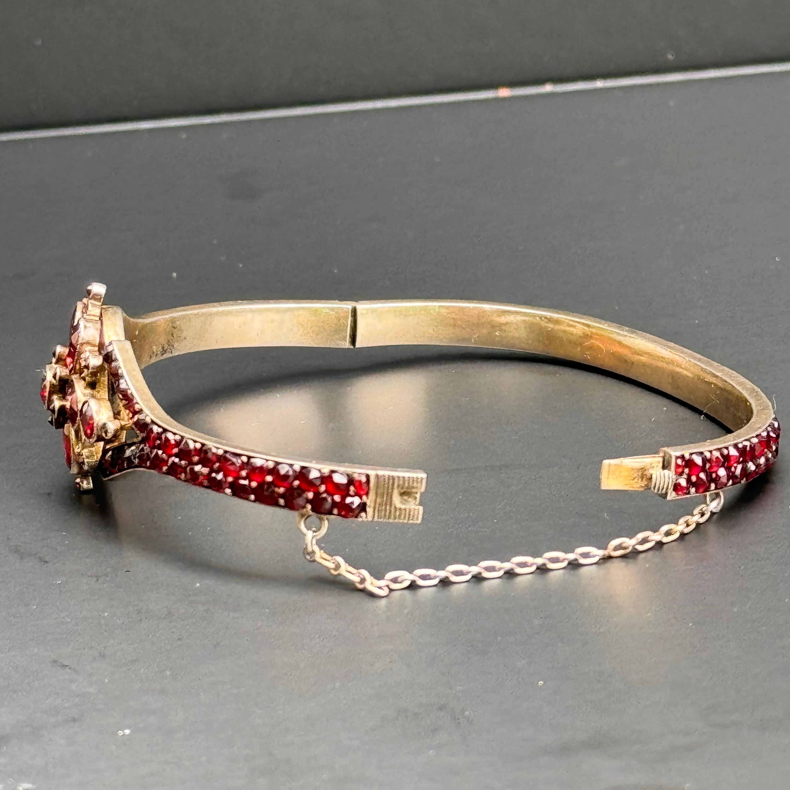 Bracelet jonc à charnière ancien victorien bohème en or et argent doré avec grenats en vente 3