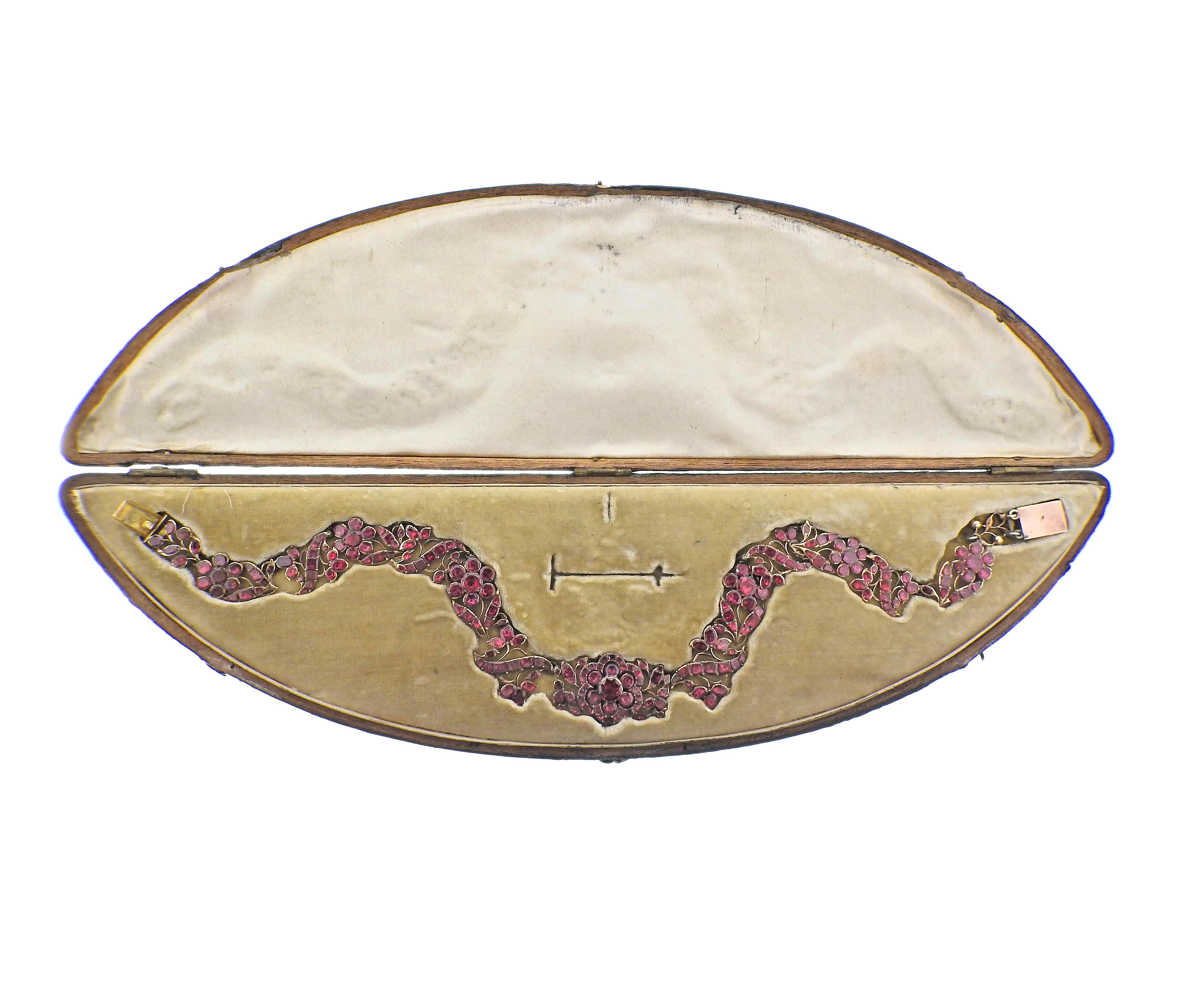 Collier ancien de style victorien avec des grenats de Bohème, livré dans sa boîte d'origine. Le collier mesure 14,5