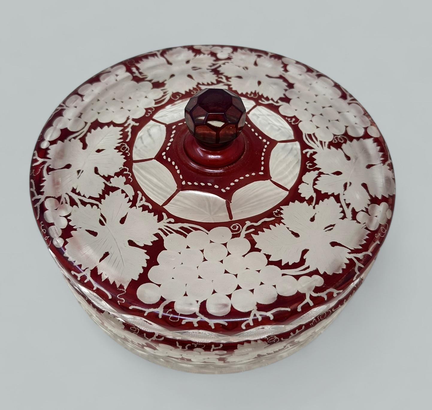Centre de table victorien bohème ancien taillé à la main en cristal transparent rouge rubis en vente 2