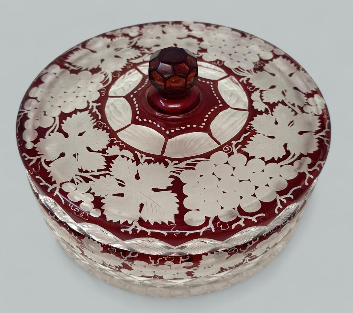 Centre de table circulaire en cristal de Bohême clair et rubis foncé aux proportions généreuses, fin du XIXe siècle. 

Cette magnifique pièce est magnifiquement gravée à la main, représentant des grappes de raisin et du feuillage sur le corps