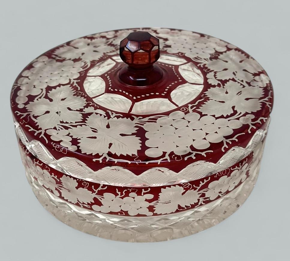 Tchèque Centre de table victorien bohème ancien taillé à la main en cristal transparent rouge rubis en vente
