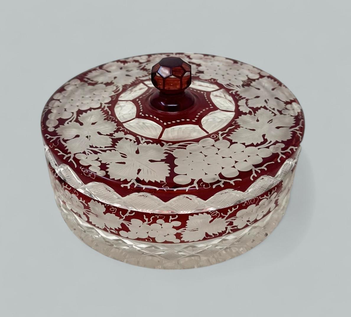 Poli Centre de table victorien bohème ancien taillé à la main en cristal transparent rouge rubis en vente