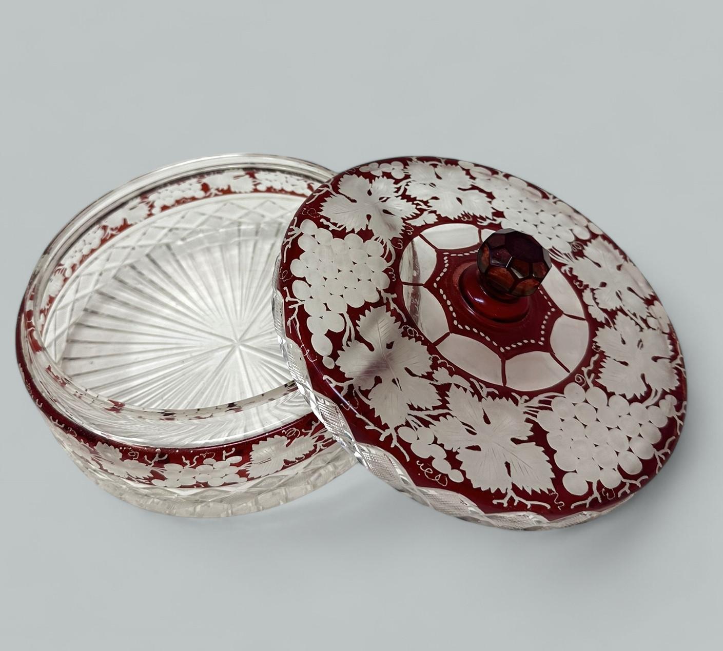 XIXe siècle Centre de table victorien bohème ancien taillé à la main en cristal transparent rouge rubis en vente