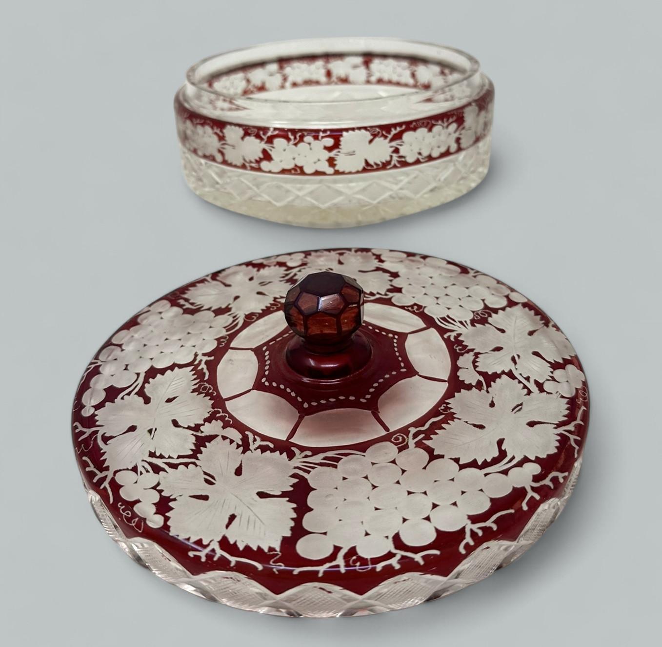 Cristal Centre de table victorien bohème ancien taillé à la main en cristal transparent rouge rubis en vente
