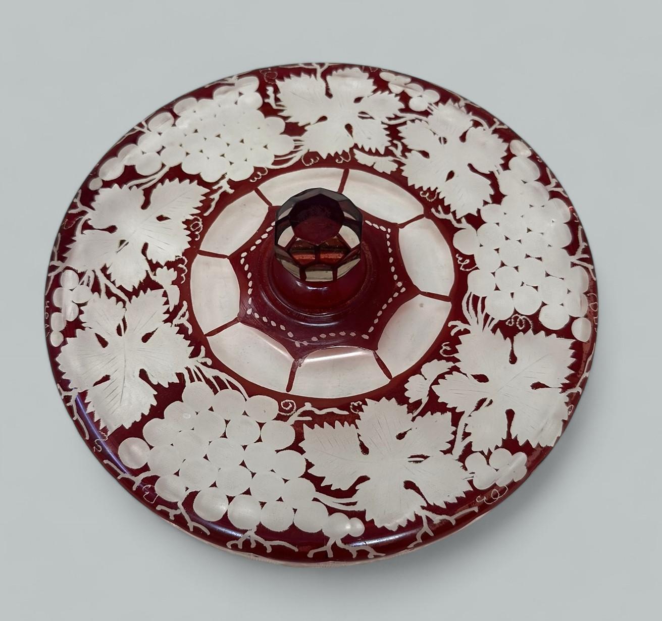 Centre de table victorien bohème ancien taillé à la main en cristal transparent rouge rubis en vente 1