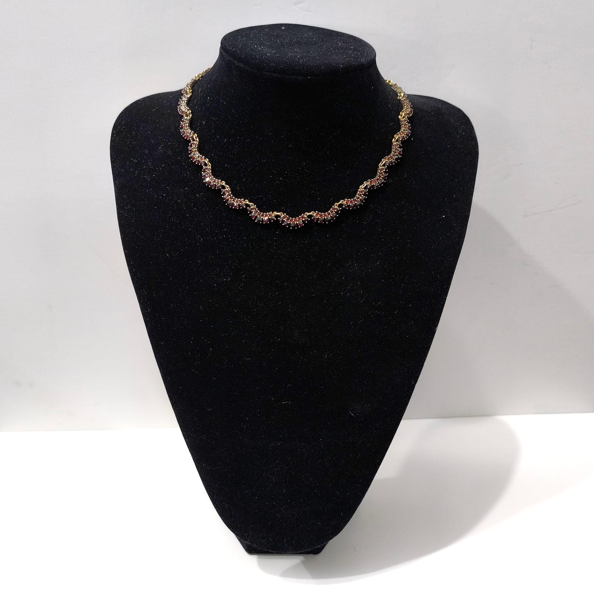 Una squisita collana di granato boemo di epoca vittoriana, realizzata in argento dorato e importata in Svezia da Connor per Mauritzons Nybro, con il caratteristico marchio 