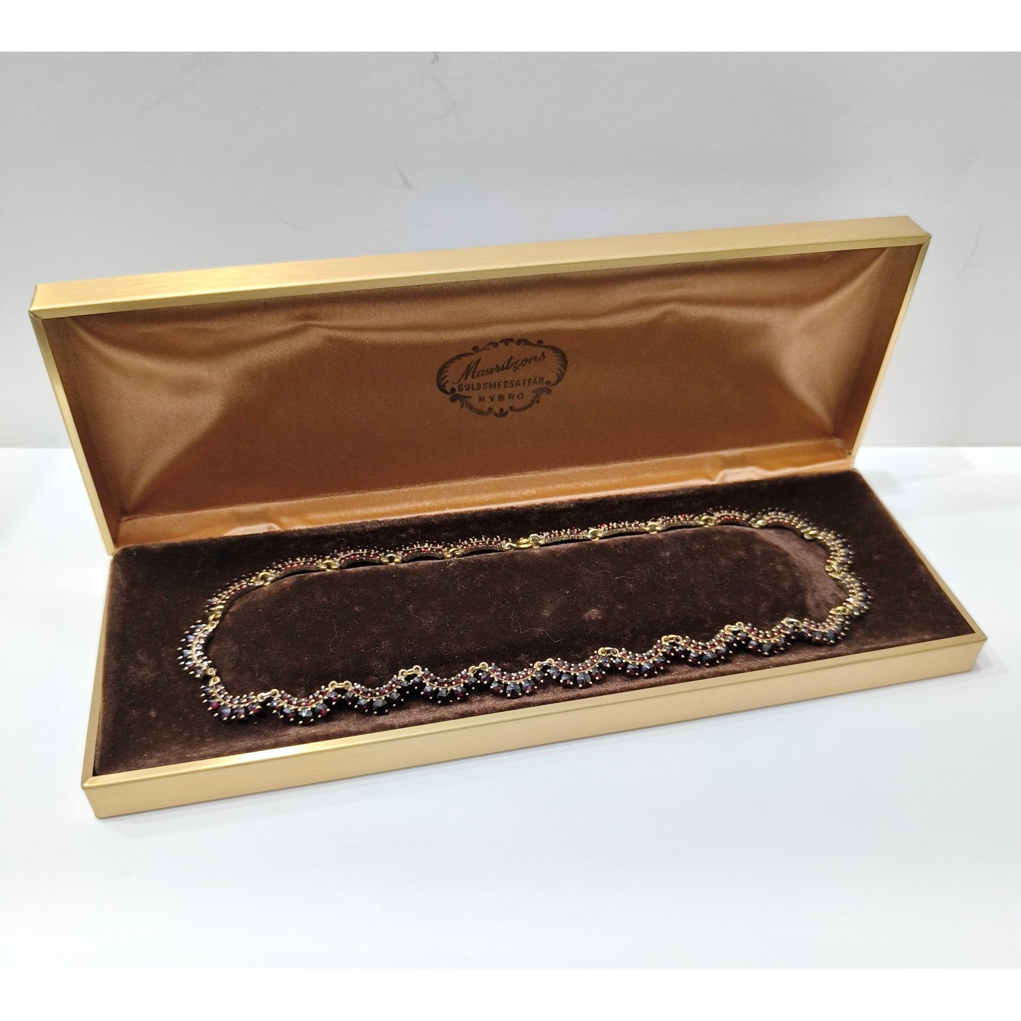 Svedese Antica collana vittoriana boema con granati in argento dorato, 43 cm, 31 gr, 1900 in vendita