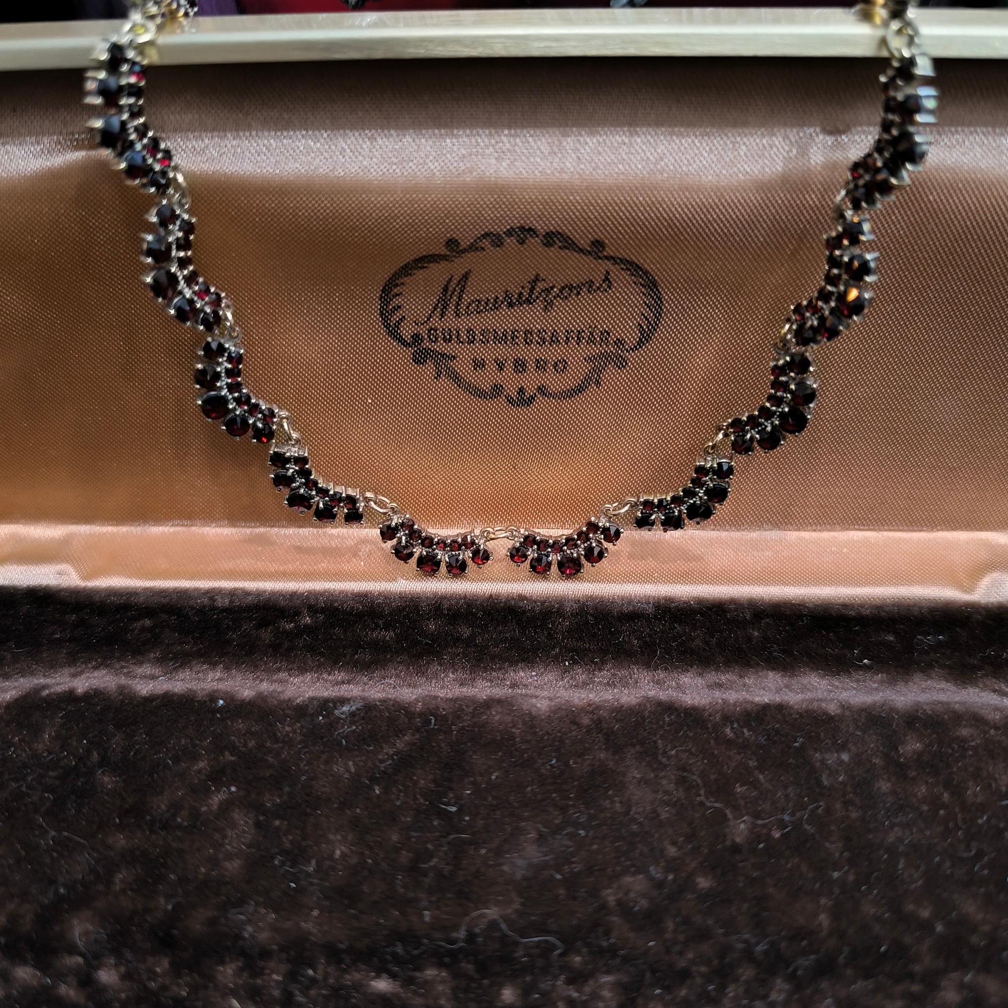 Fatto a mano Antica collana vittoriana boema con granati in argento dorato, 43 cm, 31 gr, 1900 in vendita