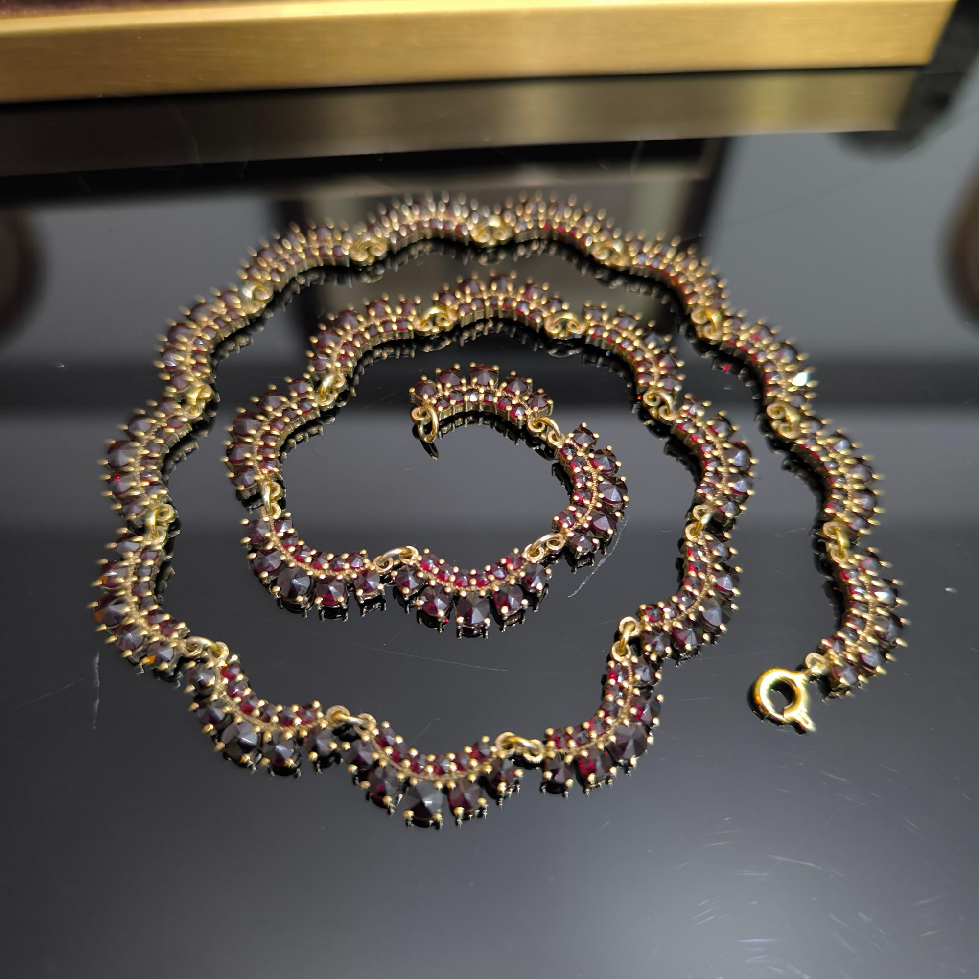 Antica collana vittoriana boema con granati in argento dorato, 43 cm, 31 gr, 1900 In condizioni buone in vendita a Bochum, NRW