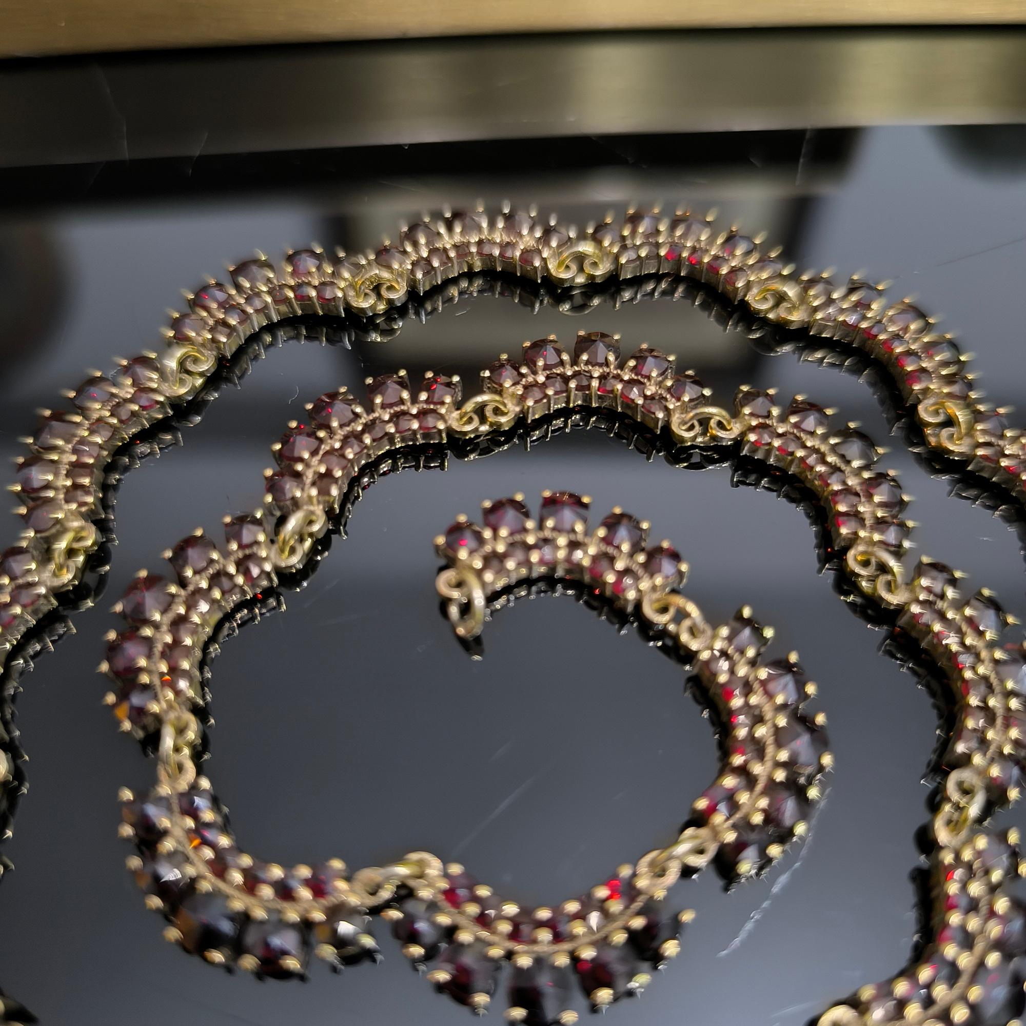 XX secolo Antica collana vittoriana boema con granati in argento dorato, 43 cm, 31 gr, 1900 in vendita