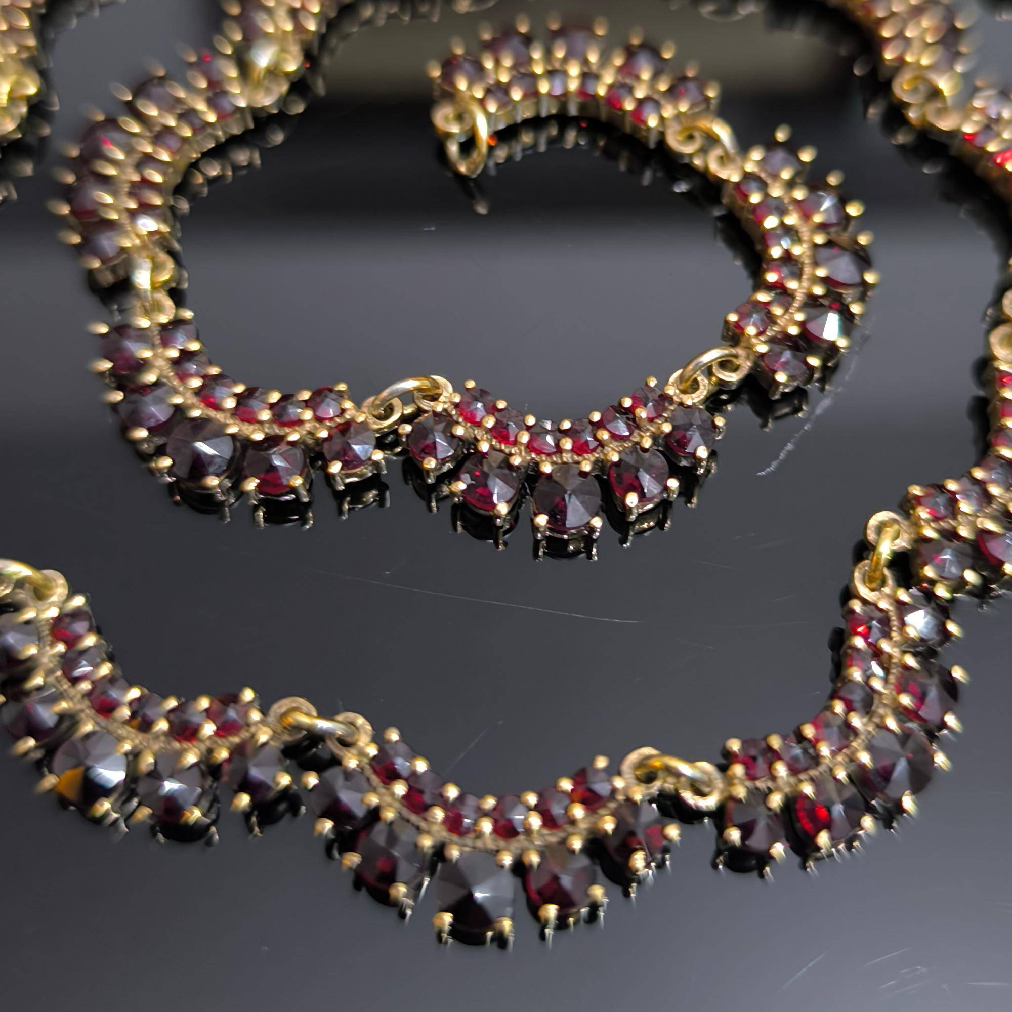 Argento Antica collana vittoriana boema con granati in argento dorato, 43 cm, 31 gr, 1900 in vendita