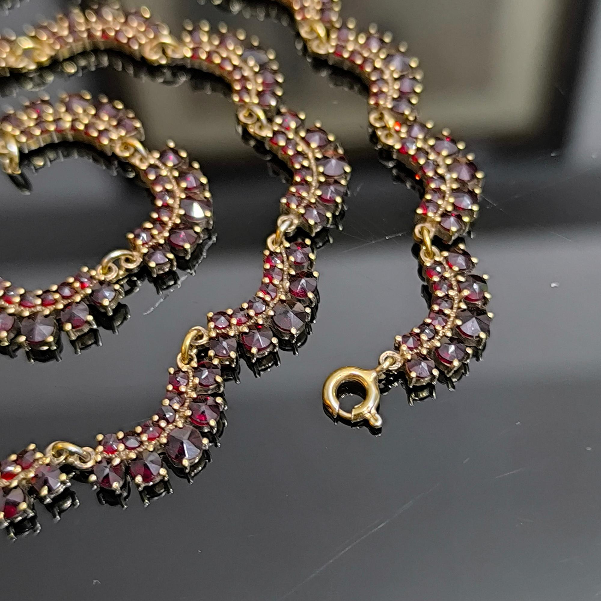 Antica collana vittoriana boema con granati in argento dorato, 43 cm, 31 gr, 1900 in vendita 1