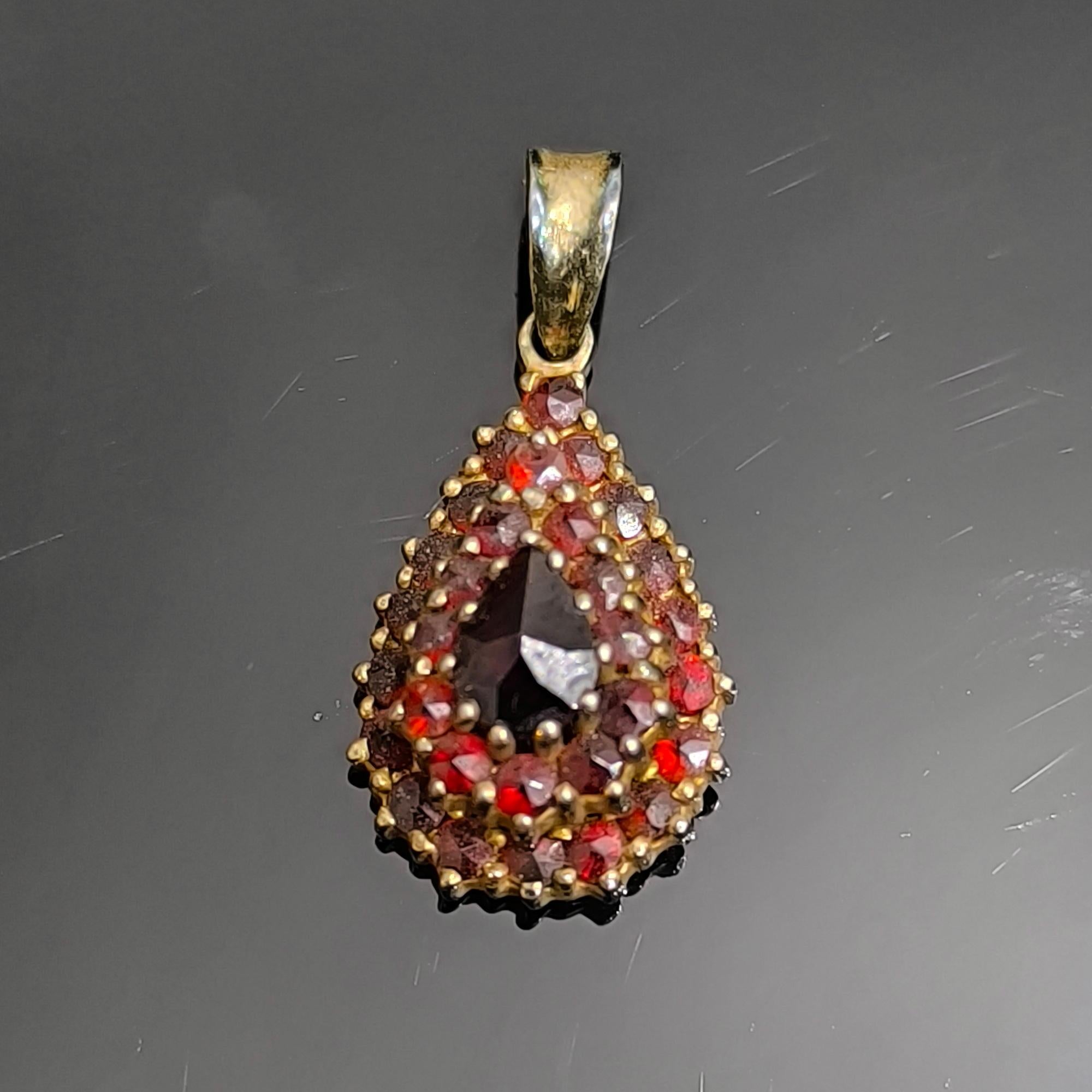 Vittoriano Antico ciondolo vittoriano a goccia di Boemia con granati in argento dorato, Belle Epoque in vendita