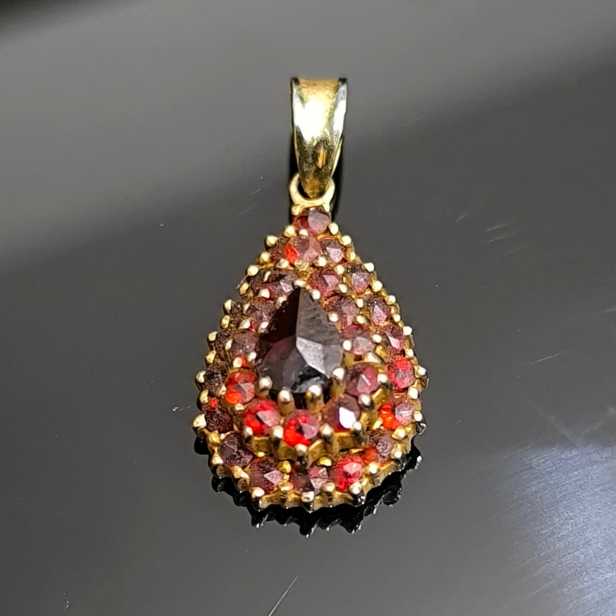 Ceco Antico ciondolo vittoriano a goccia di Boemia con granati in argento dorato, Belle Epoque in vendita