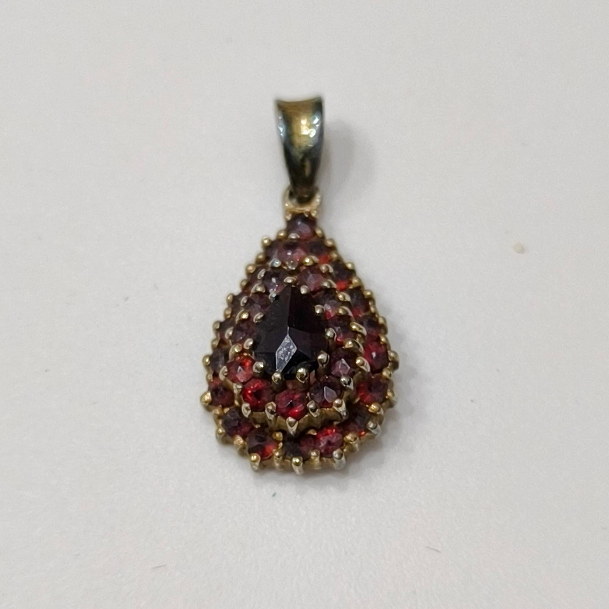 Fatto a mano Antico ciondolo vittoriano a goccia di Boemia con granati in argento dorato, Belle Epoque in vendita