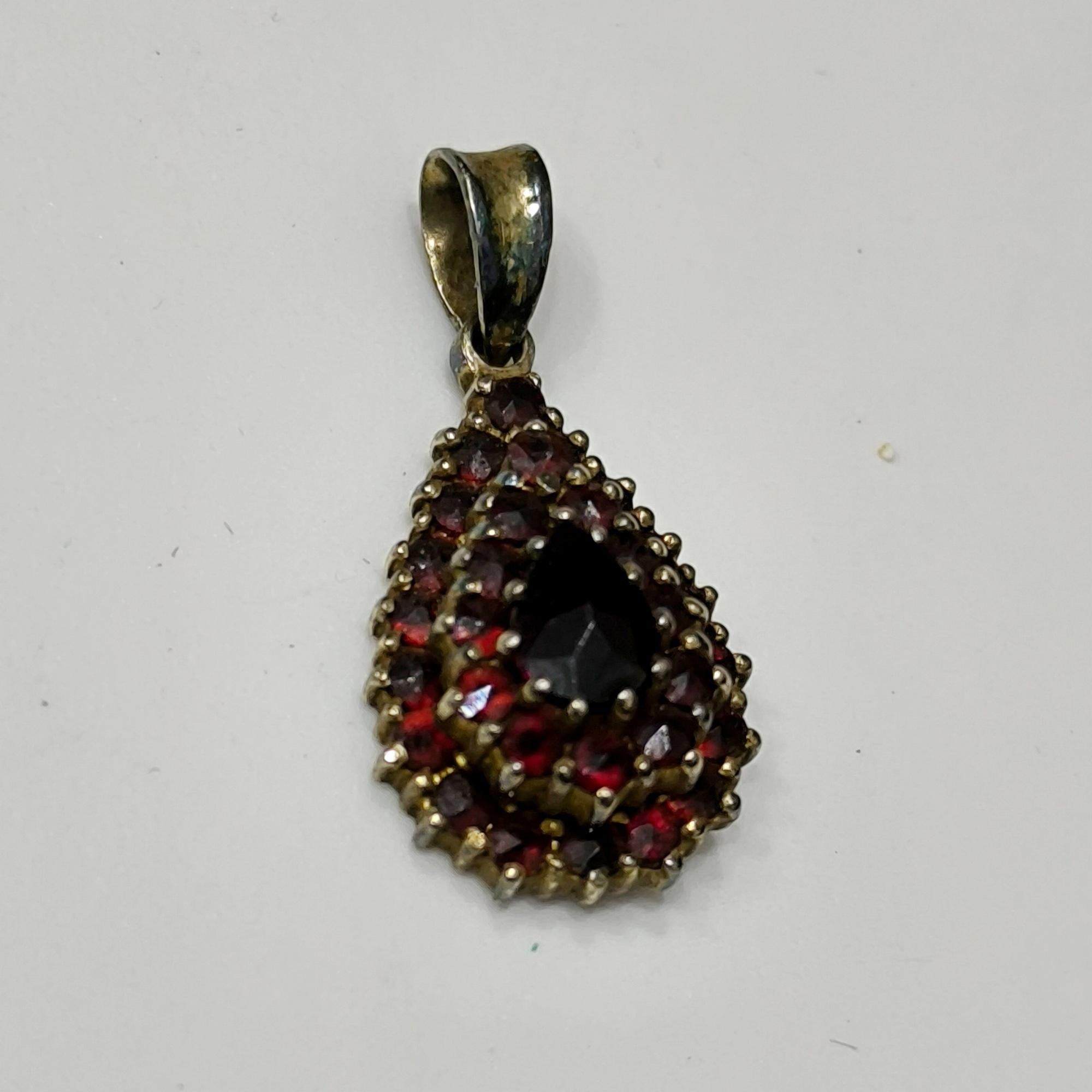 Antico ciondolo vittoriano a goccia di Boemia con granati in argento dorato, Belle Epoque In condizioni buone in vendita a Bochum, NRW