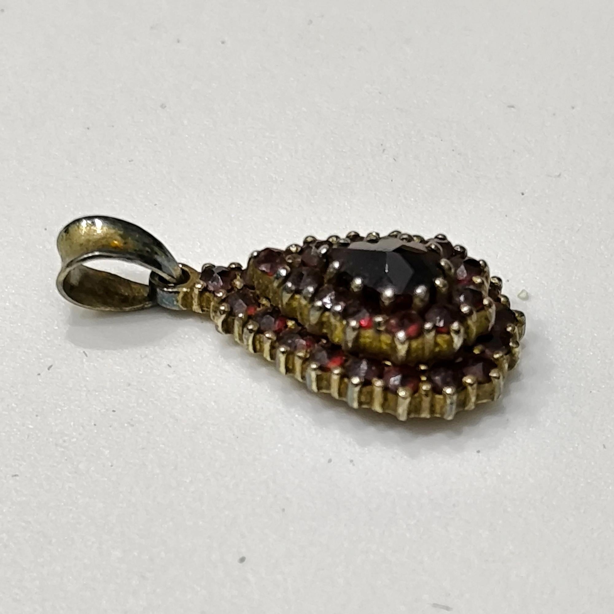 XX secolo Antico ciondolo vittoriano a goccia di Boemia con granati in argento dorato, Belle Epoque in vendita