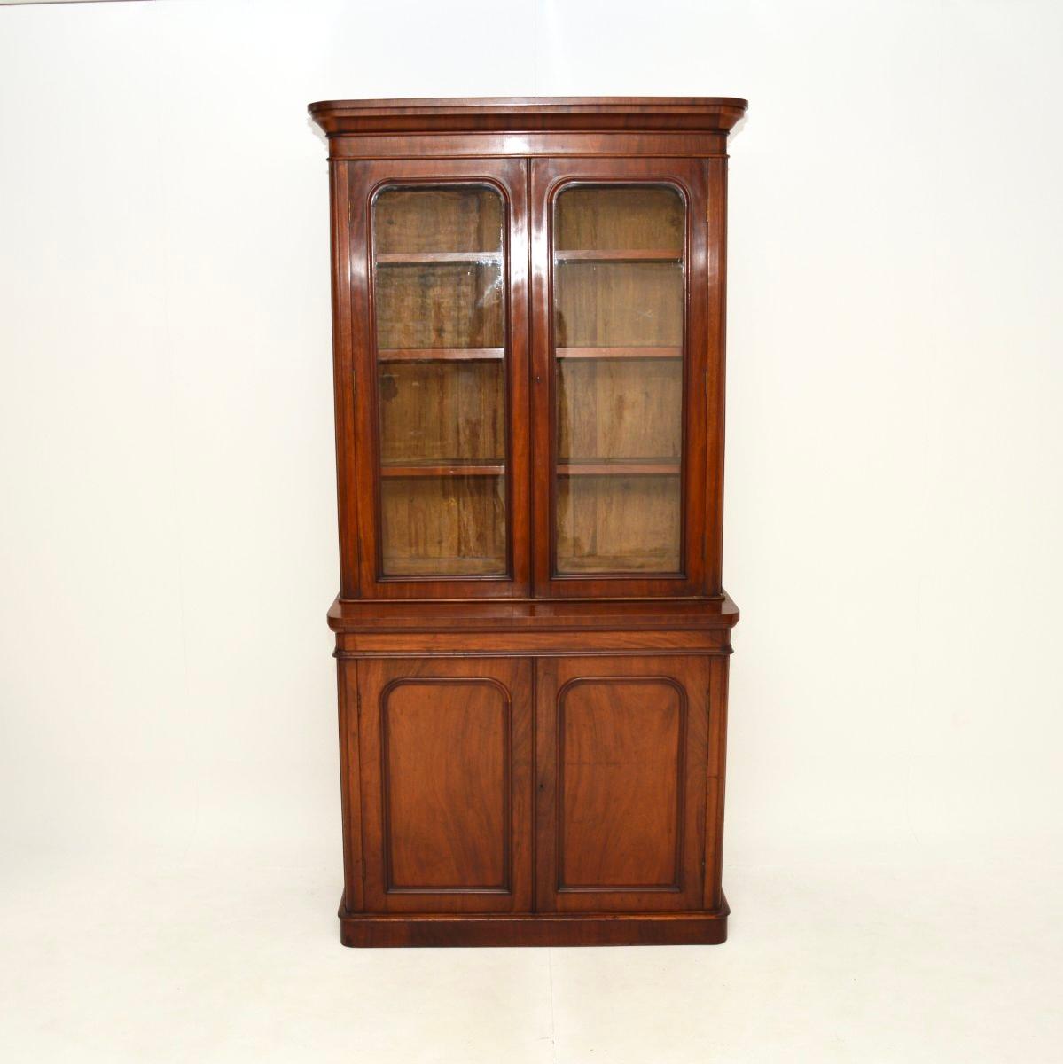 Una libreria antica vittoriana alta e di grande effetto. Questo modello è stato realizzato in Inghilterra e risale al periodo 1860-1880.

È di grandi dimensioni, con molto spazio per riporre gli oggetti negli scomparti superiori e inferiori. La